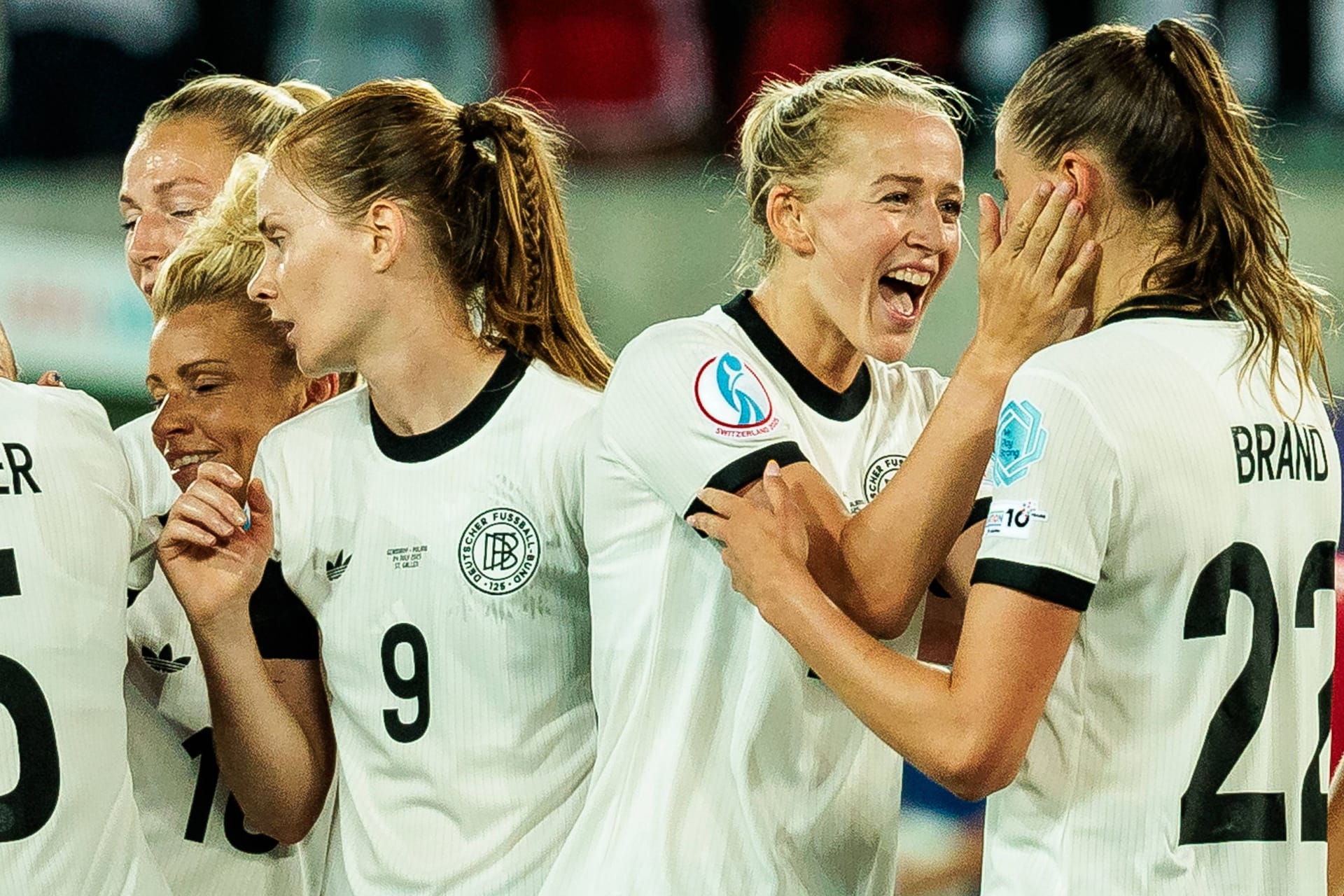 Lea Schüller (vorne links) und Jule Brand: Deutsche Torschützinnen unter sich.
