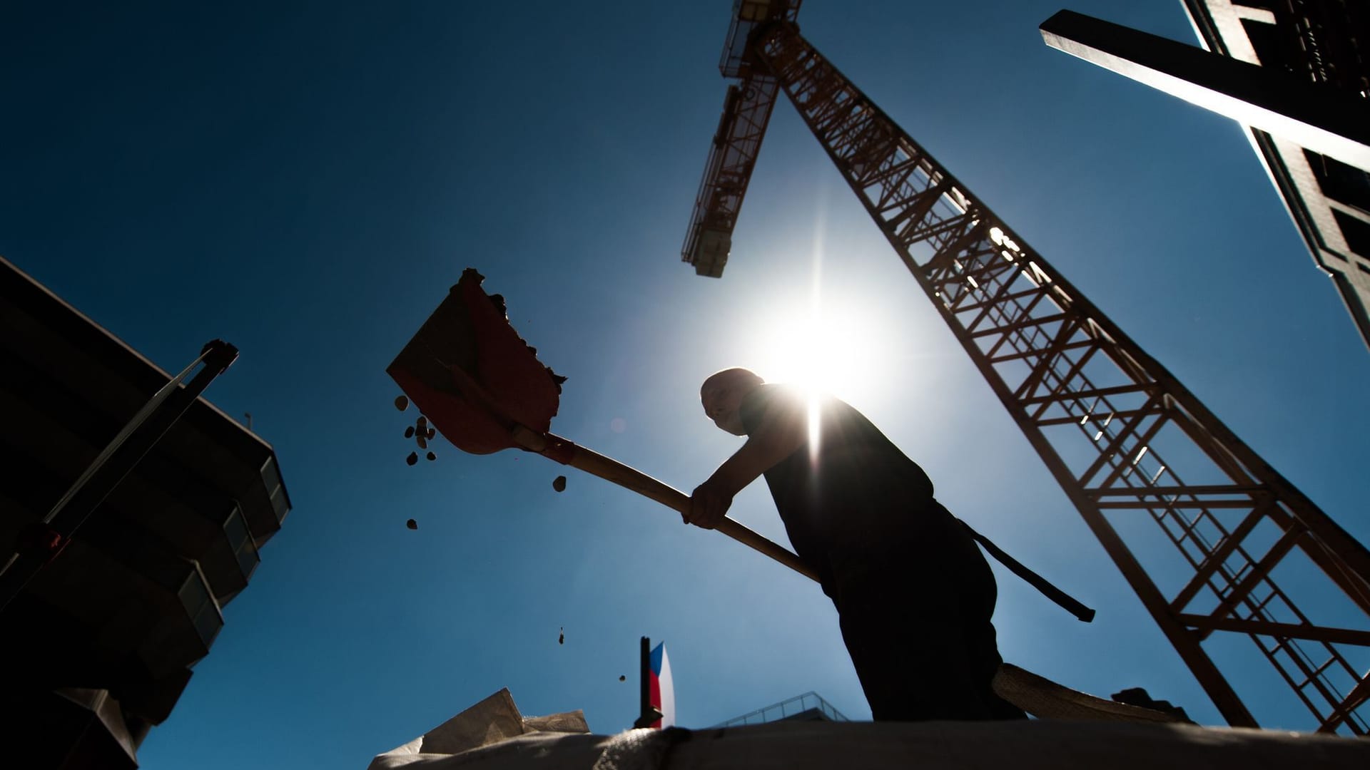 Bauarbeiter arbeitet bei Hitze auf einer Baustelle Bauarbeiter arbeitet bei Hitze auf einer Baustelle