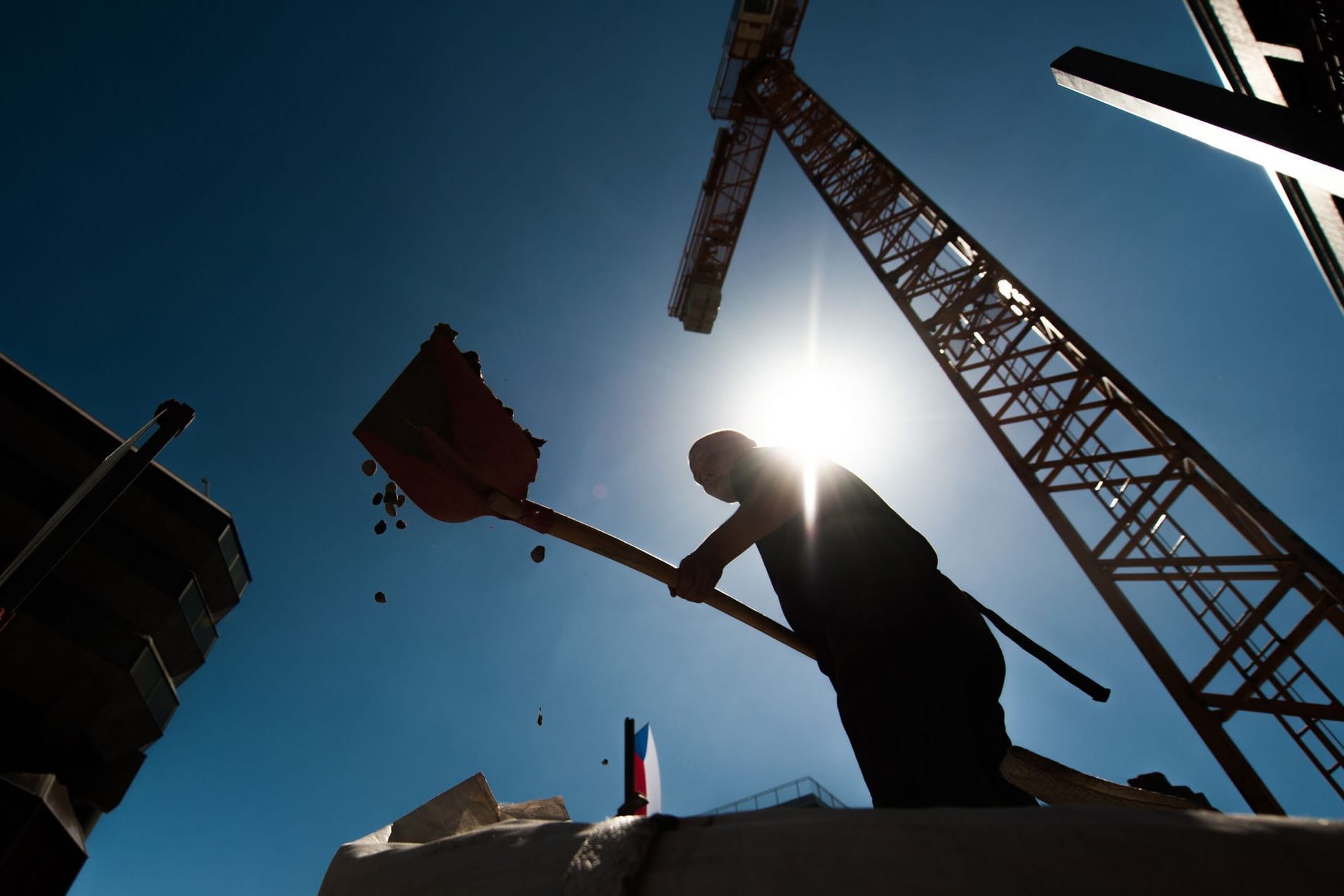 Bauarbeiter arbeitet bei Hitze auf einer Baustelle Bauarbeiter arbeitet bei Hitze auf einer Baustelle