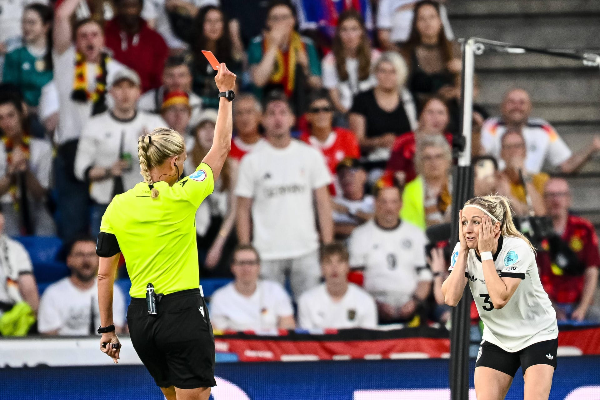 Kathrin Hendrich (bis 13.): Rückte nach langer Zeit wieder in die Startelf – und überzeugte umgehend mit ihrer Schnelligkeit undZweikampfstärke. Zog dann ihrer Gegenspielerin unnötig am Zopf. Sah nach 13 Minuten Rot und schwächte ihr Team. Note 6