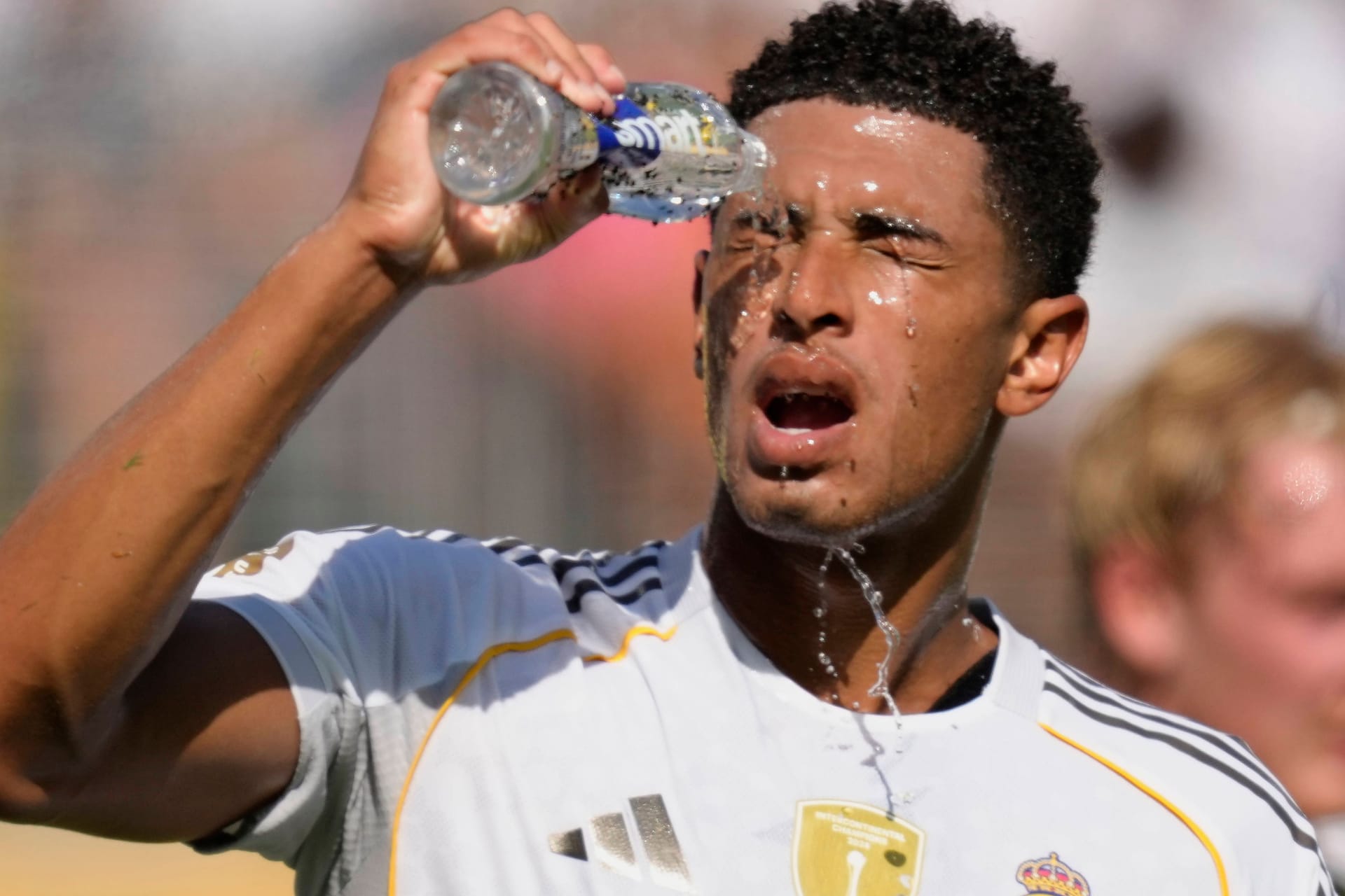 Kaum auszuhalten: Real-Star Jude Bellingham erfrischt sich mit etwas Wasser.