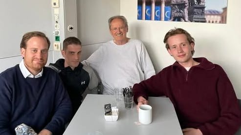 Münchens ehemaliger Oberbürgermeister Christian Ude (M.) mit seinen drei Enkeln im Krankenhaus. Münchens ehemaliger Oberbürgermeister Christian Ude (M.) mit seinen drei Enkeln im Krankenhaus.