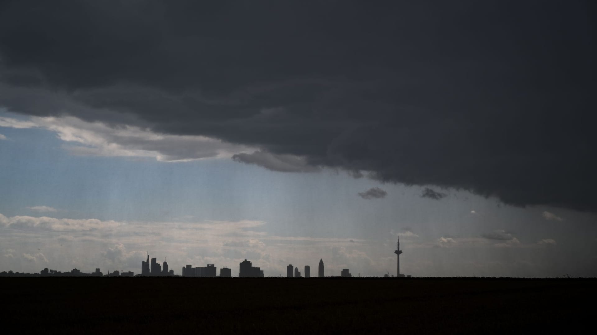 Regenwolken über Frankfurt am Main