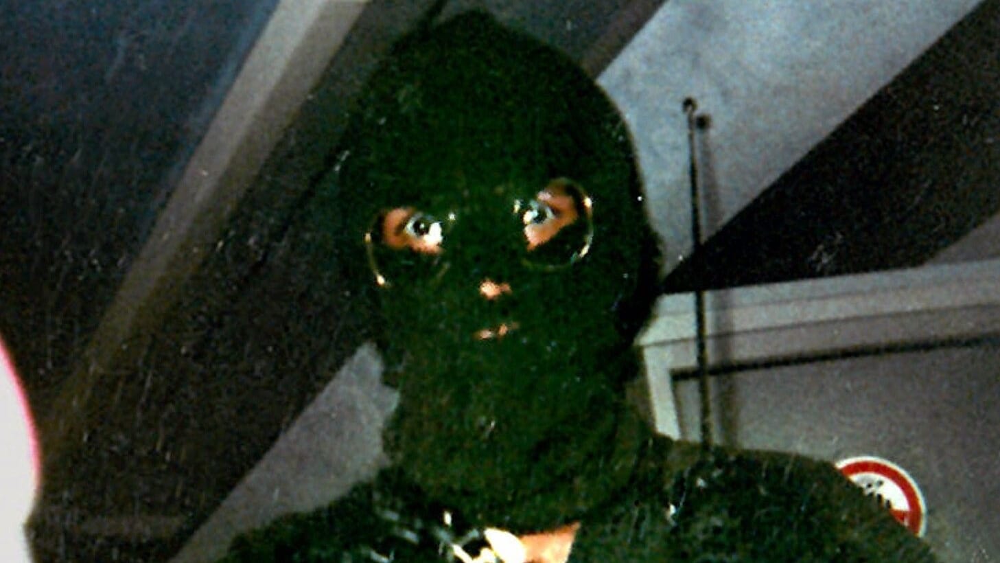 Polaroidfoto des israelischen Gangsters Leon Bor (Archivbild): Der gebürtige Russe hatte eine Geisel gezwungen, ihn im Kampfanzug abzulichten. Polaroidfoto des israelischen Gangsters Leon Bor (Archivbild): Der gebürtige Russe hatte eine Geisel gezwungen, ihn im Kampfanzug abzulichten.