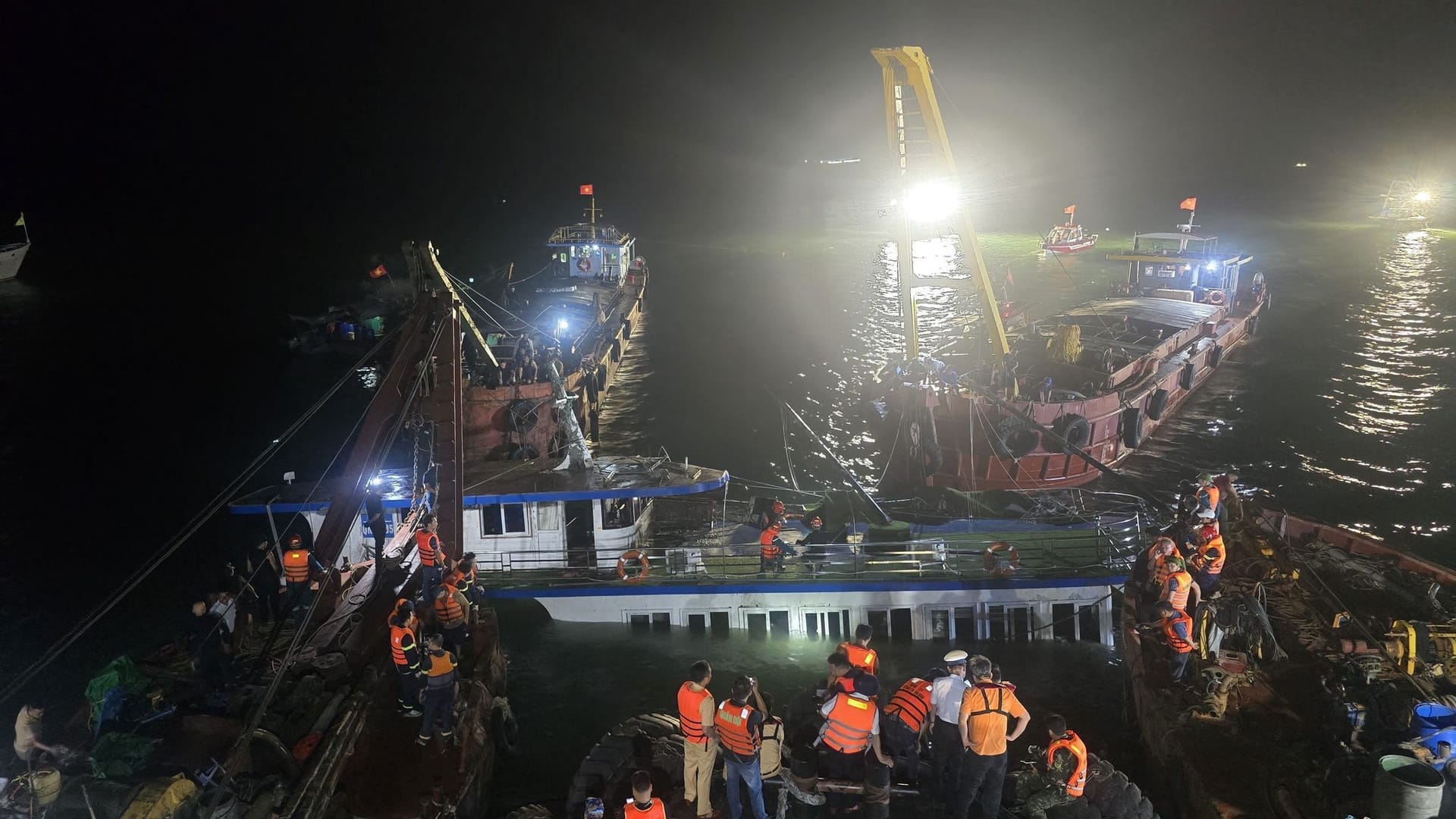 Ausflugsschiff in Vietnam gekentert