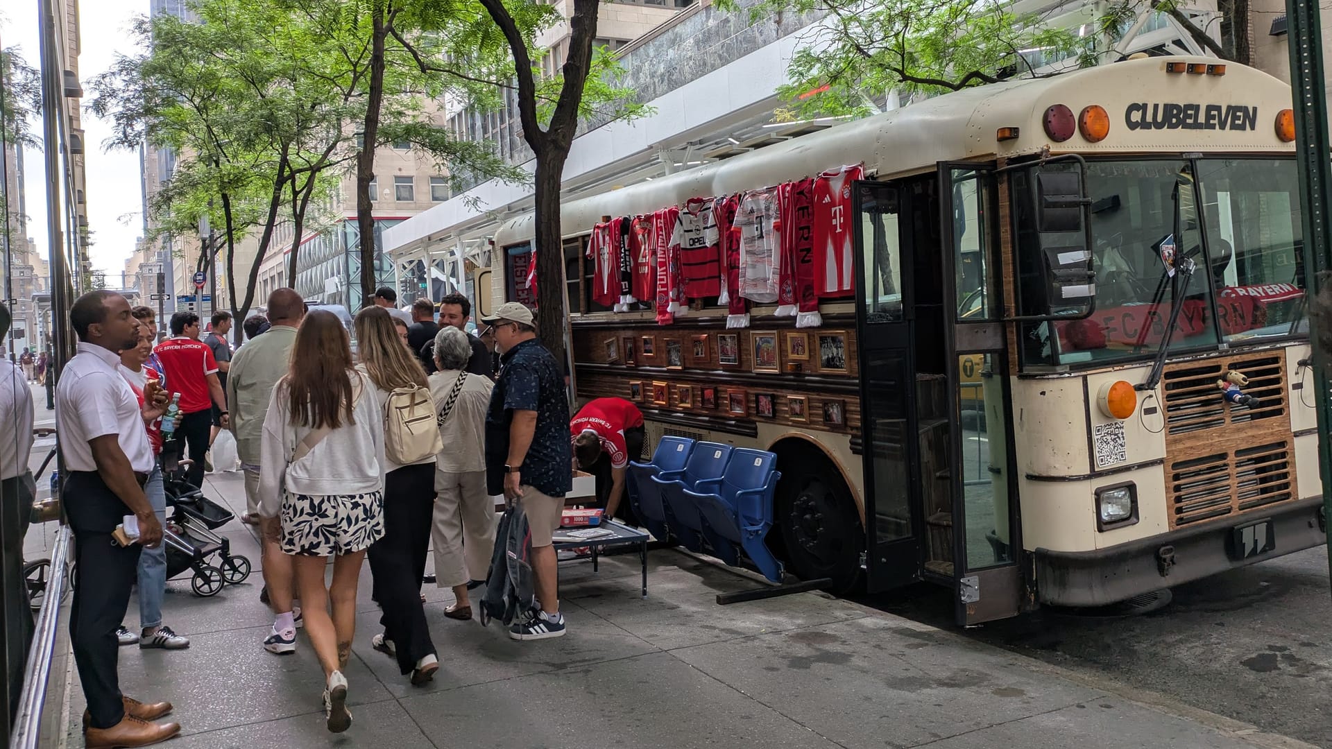 Der Club-Eleven-Bus macht im Rahmen einer Marketingaktion vor dem Büro des FC Bayern im Rockefeller Center Halt.