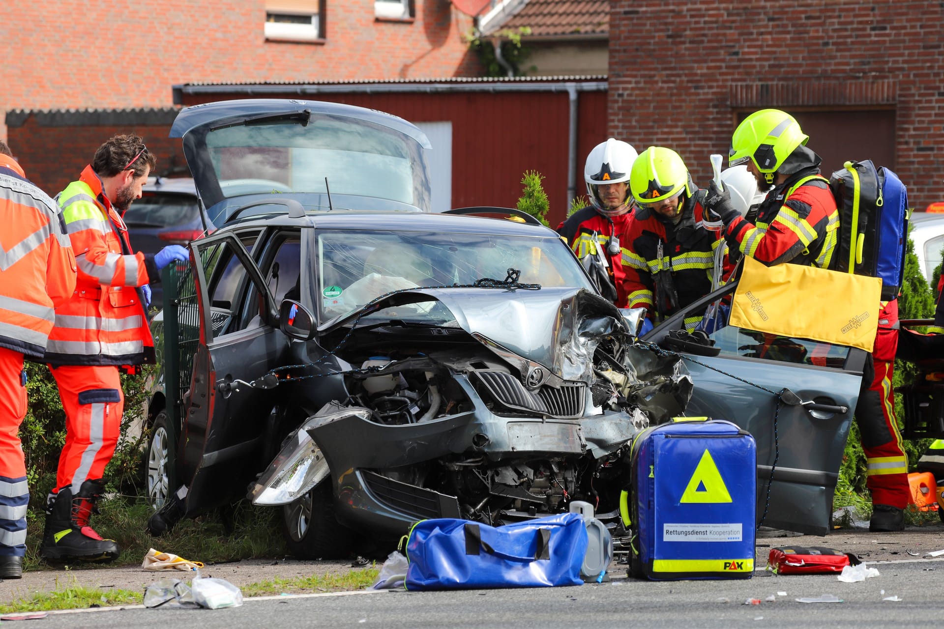Rettungskräfte an der Unfallstelle: Ein Gutachter untersucht den Hergang – die Polizei ermittelt zur Unfallursache.