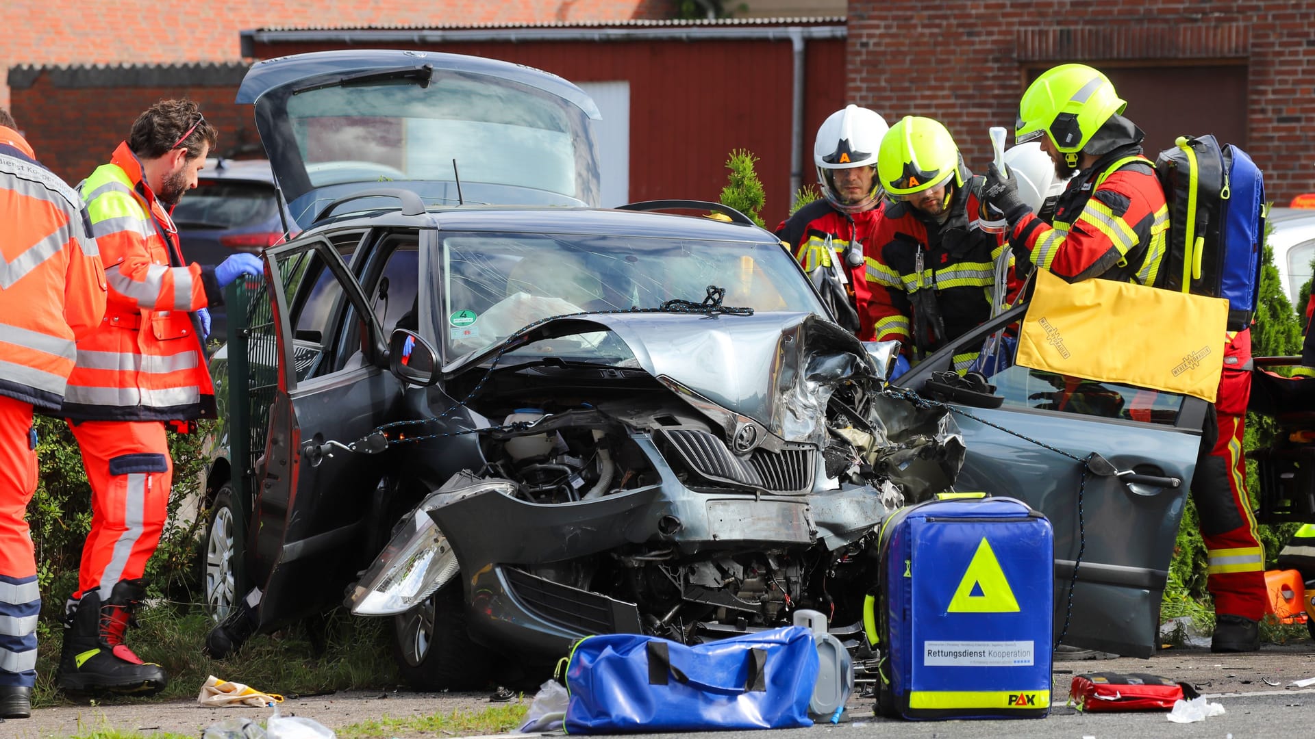 Rettungskräfte an der Unfallstelle: Ein Gutachter untersucht den Hergang – die Polizei ermittelt zur Unfallursache.