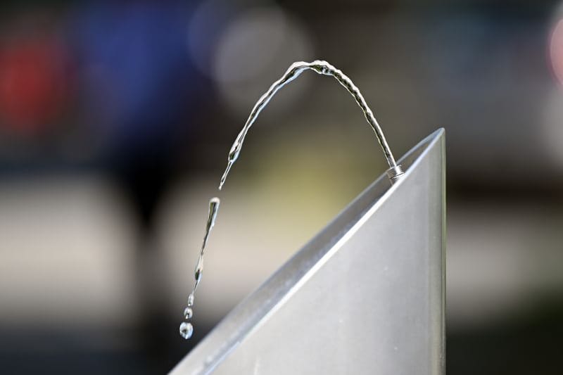 In einer kleinen Fontäne sprudelt Wasser aus einem Trinkwasserspender (Symbolbild): In NRW werden heute bis zu 40 Grad erwartet.
