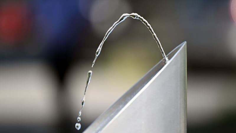In einer kleinen Fontäne sprudelt Wasser aus einem Trinkwasserspender (Symbolbild): In NRW werden heute bis zu 40 Grad erwartet.