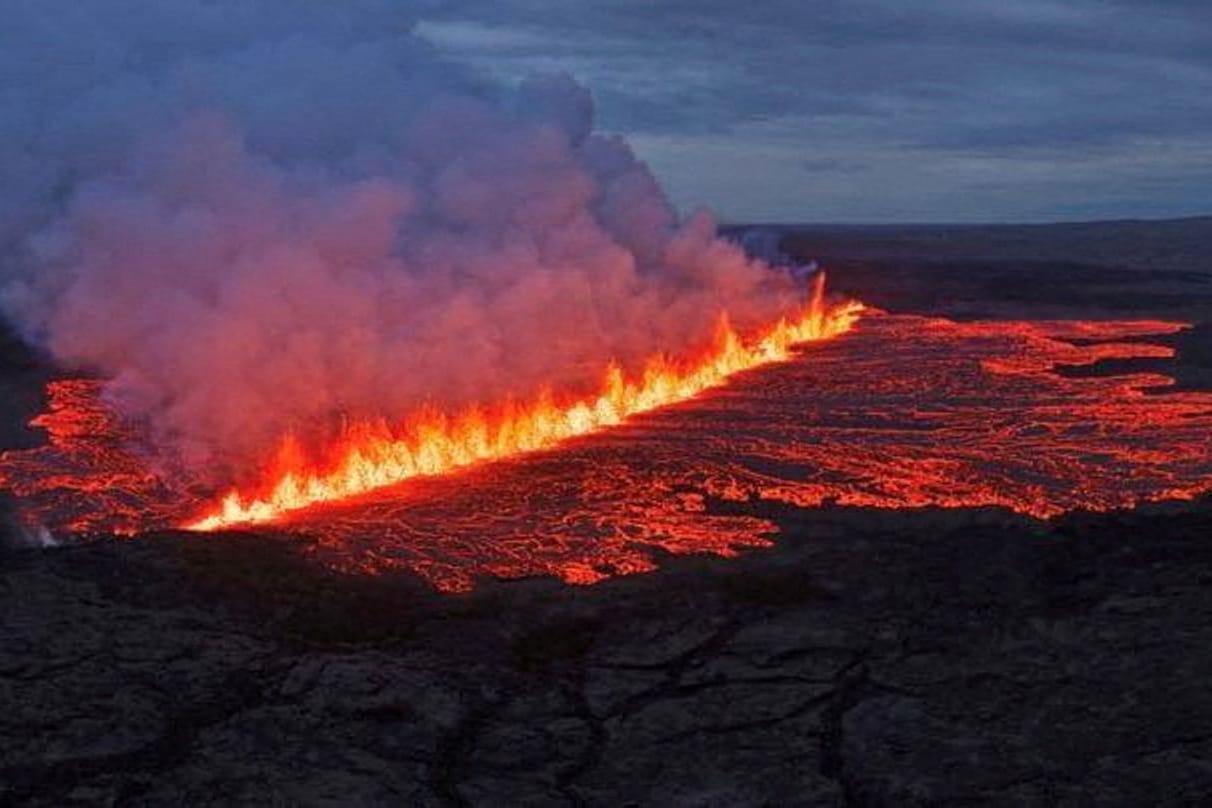 Lava strömt aus einem Vulkan nahe Grindavik auf Island: Die Eruptionsspalte ist mehr als 700 Meter lang.