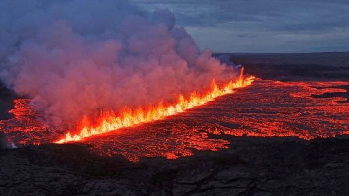 Lava strömt aus einem Vulkan nahe Grindavik auf Island: Die Eruptionsspalte ist mehr als 700 Meter lang.