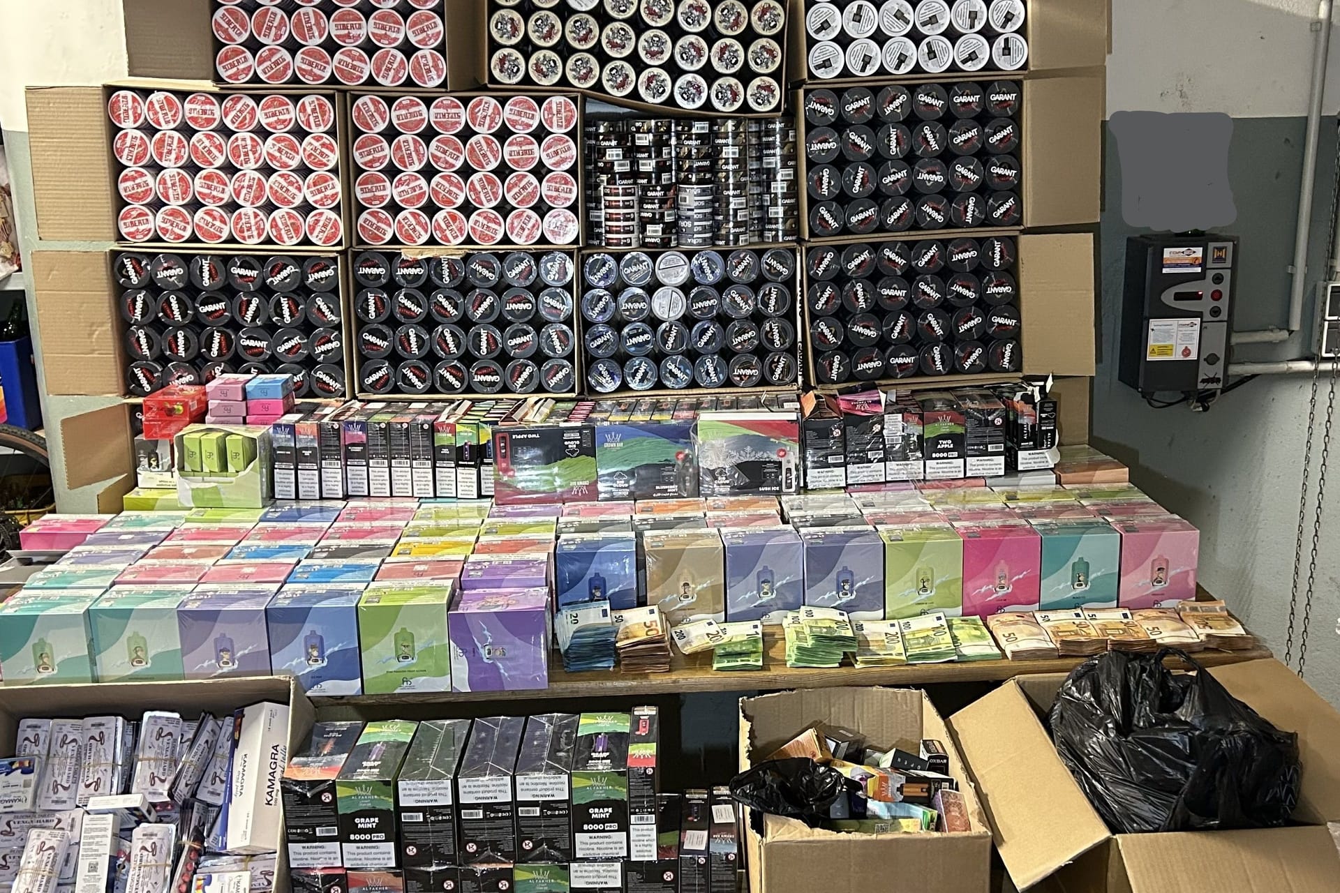 Beschlagnahmt: Die Beamten wurden in einem Kiosk am Worringer Platz fündig.