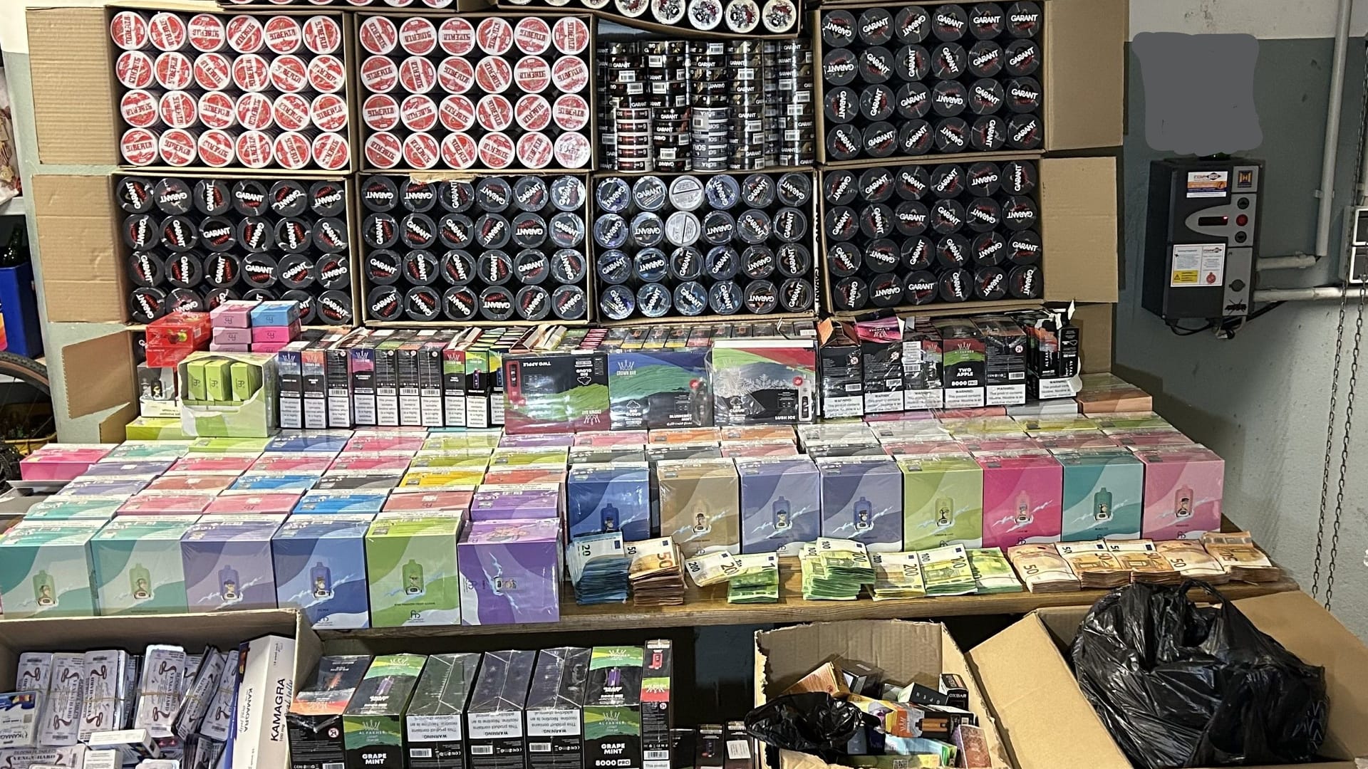 Beschlagnahmt: Die Beamten wurden in einem Kiosk am Worringer Platz fündig.