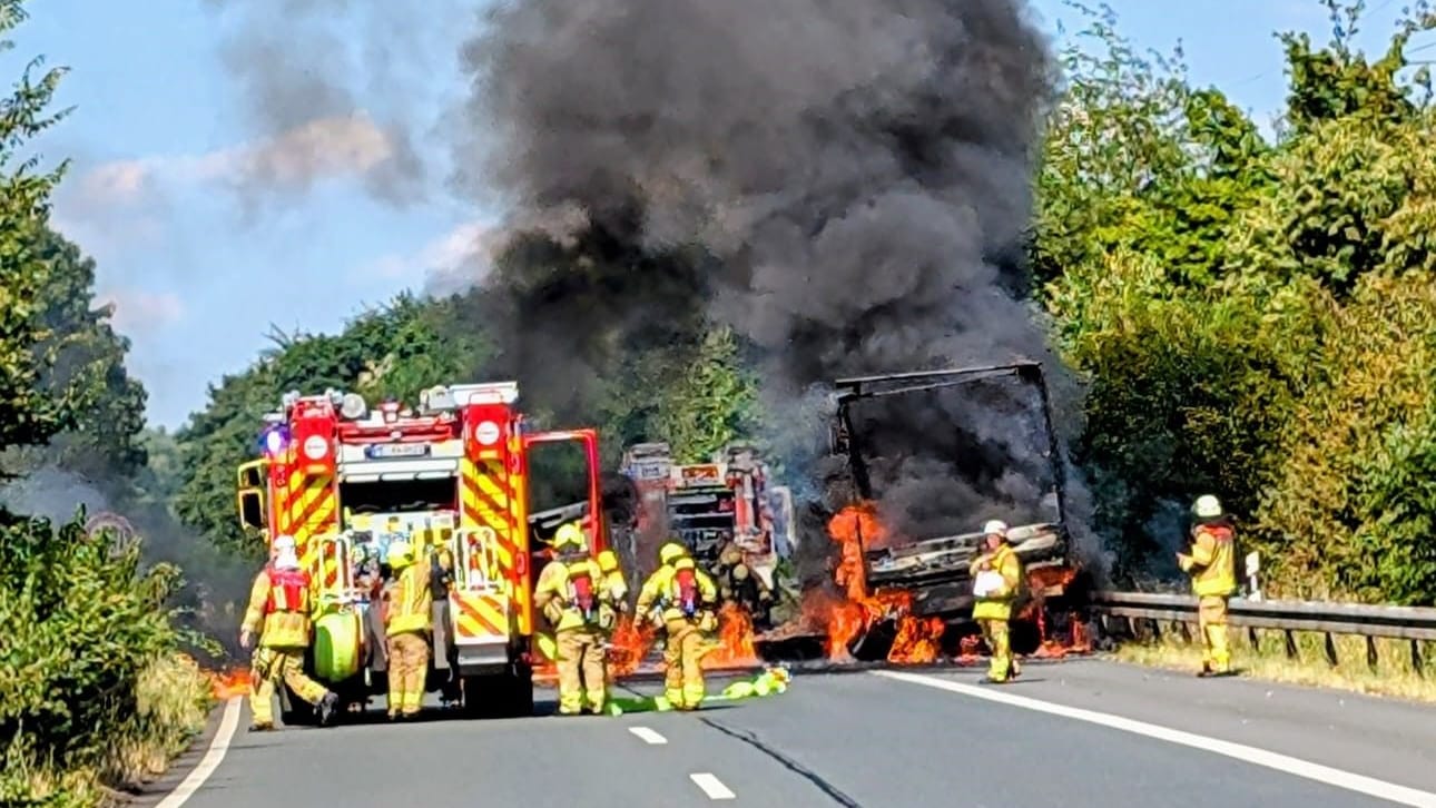 Einsatzkräfte an einem Feuer auf der A44: Die Feuerwehren aus Düsseldorf und Ratingen bekämpften den Brand gemeinsam.