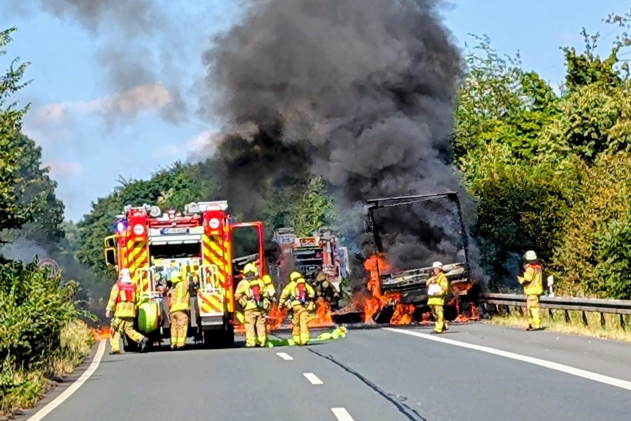 Einsatzkräfte an einem Feuer auf der A44: Die Feuerwehren aus Düsseldorf und Ratingen bekämpften den Brand gemeinsam.