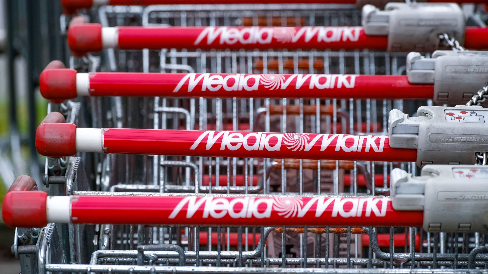 Einkaufswagen von Mediamarkt in Düsseldorf (Symbolbild): Der chinesische E-Commerce-Riese JD.com will in großem Stil bei der Mediamarkt-Saturn-Mutter Ceconomy in Düsseldorf einsteigen.