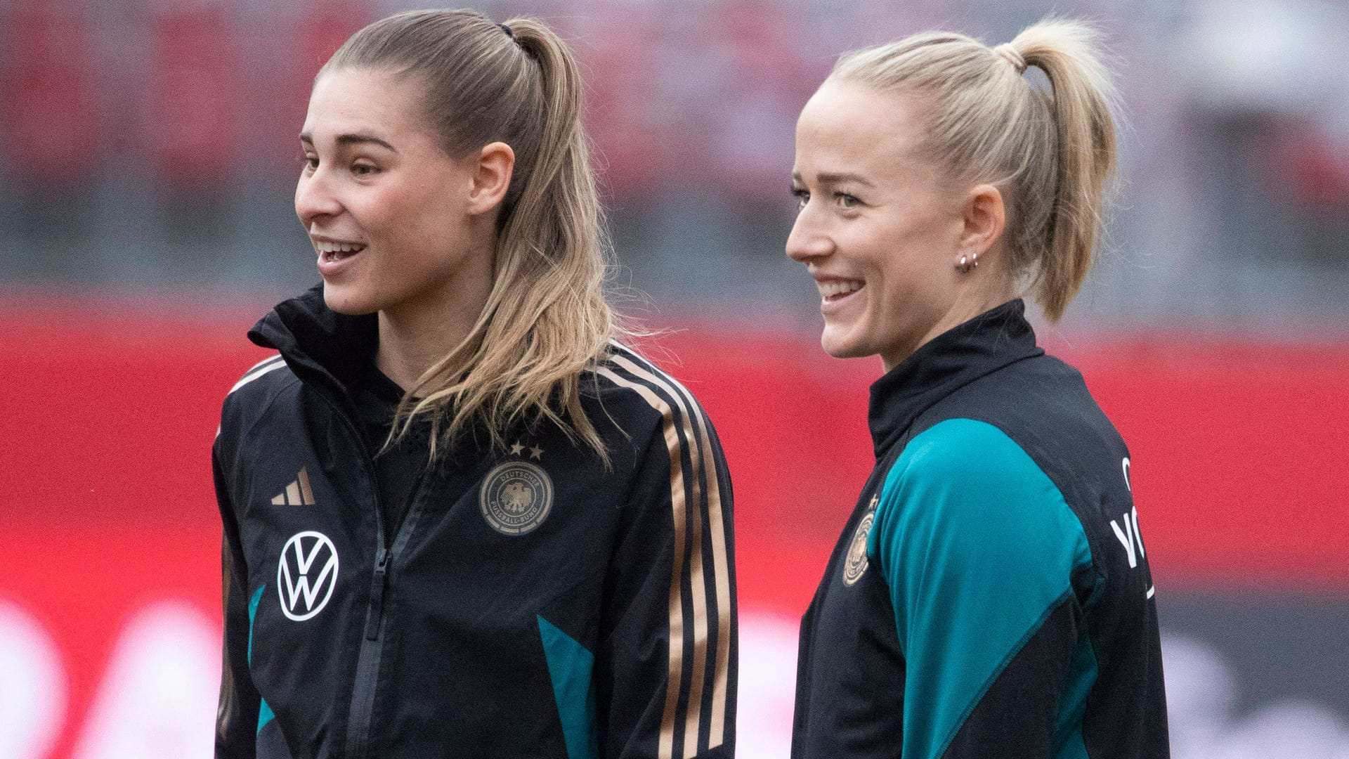 Jule Brand (l.) zählt mit medial kolportierten 600.000 Euro im Jahr.