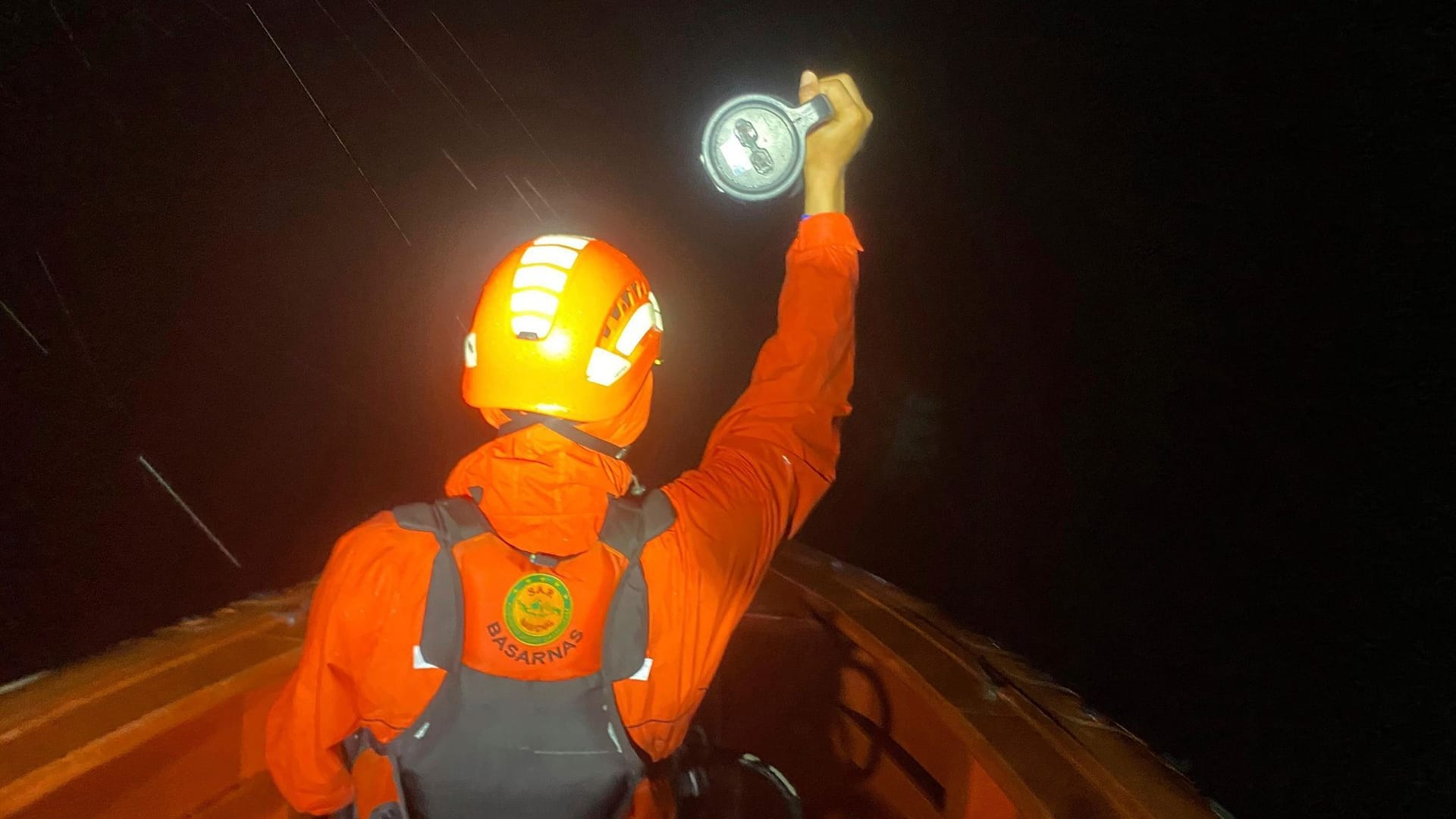 Bootsunglück in Westsumatra - Suche nach Schiffbrüchigen Bootsunglück in Westsumatra - Suche nach Schiffbrüchigen
