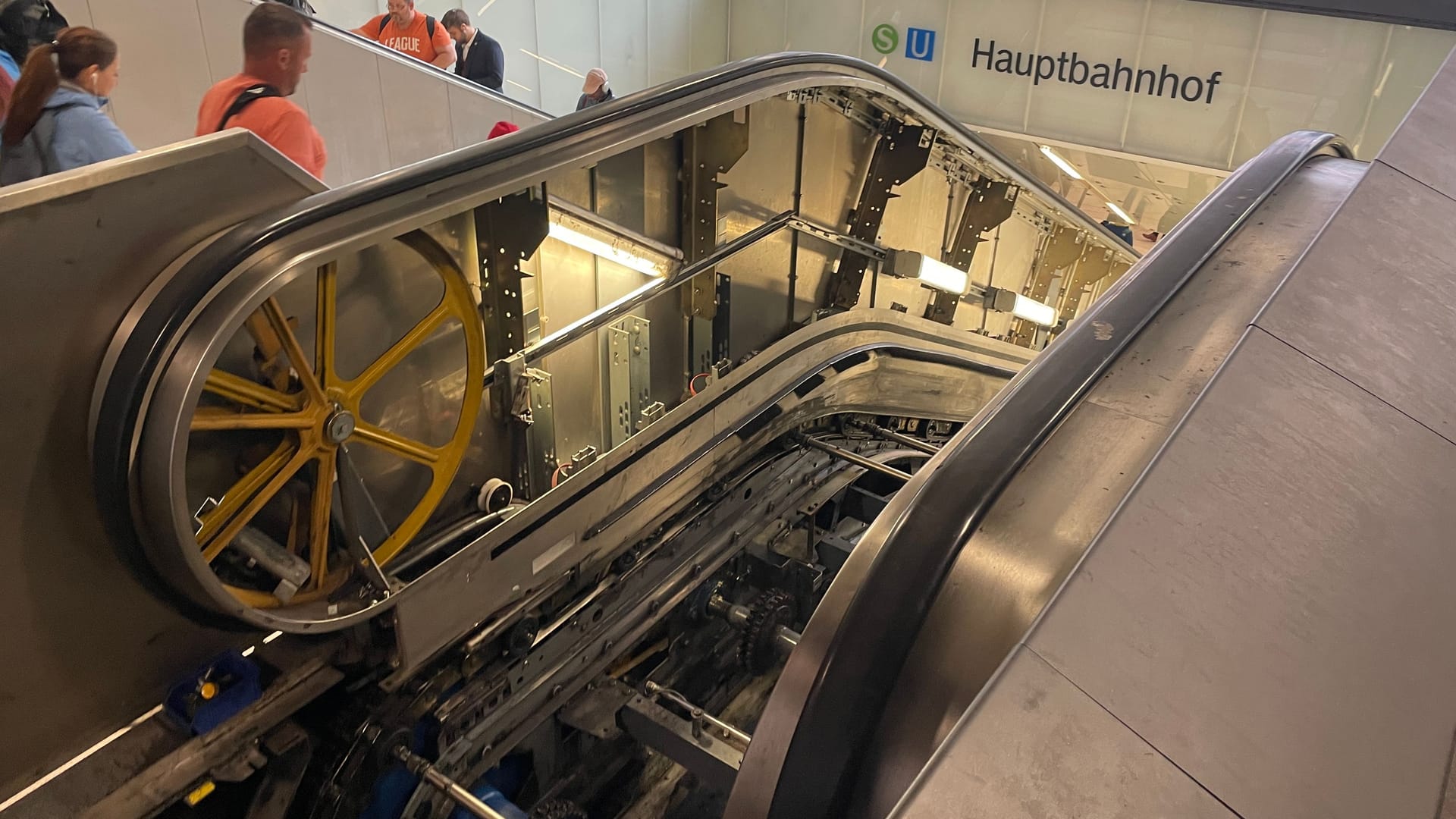Nichts geht mehr: Die Rolltreppe vom Fernverkehr zum Nahverkehr ist derzeit außer Betrieb. Nichts geht mehr: Die Rolltreppe vom Fernverkehr zum Nahverkehr ist derzeit außer Betrieb.