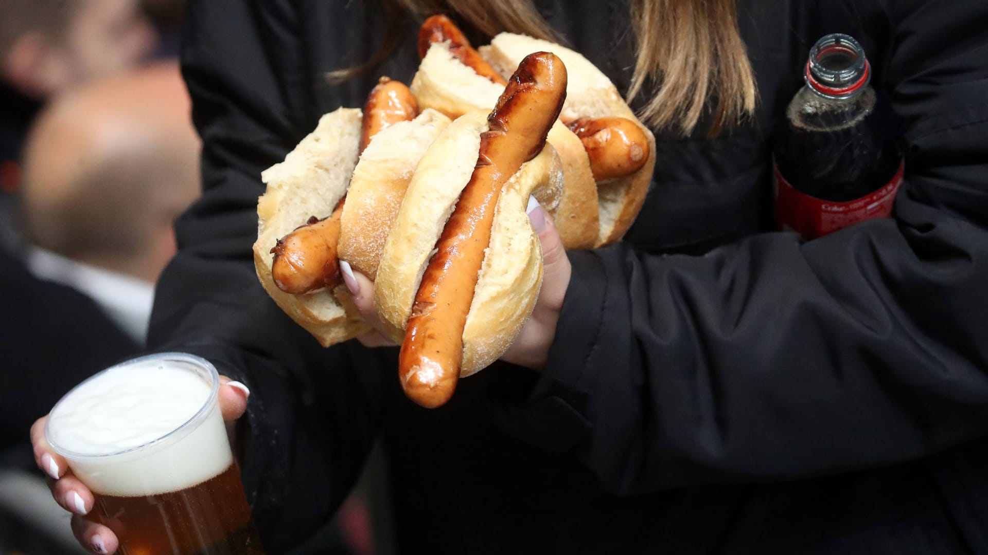 Bier und Wurst im Stadion: Die Preise sind in Hannover gestiegen.