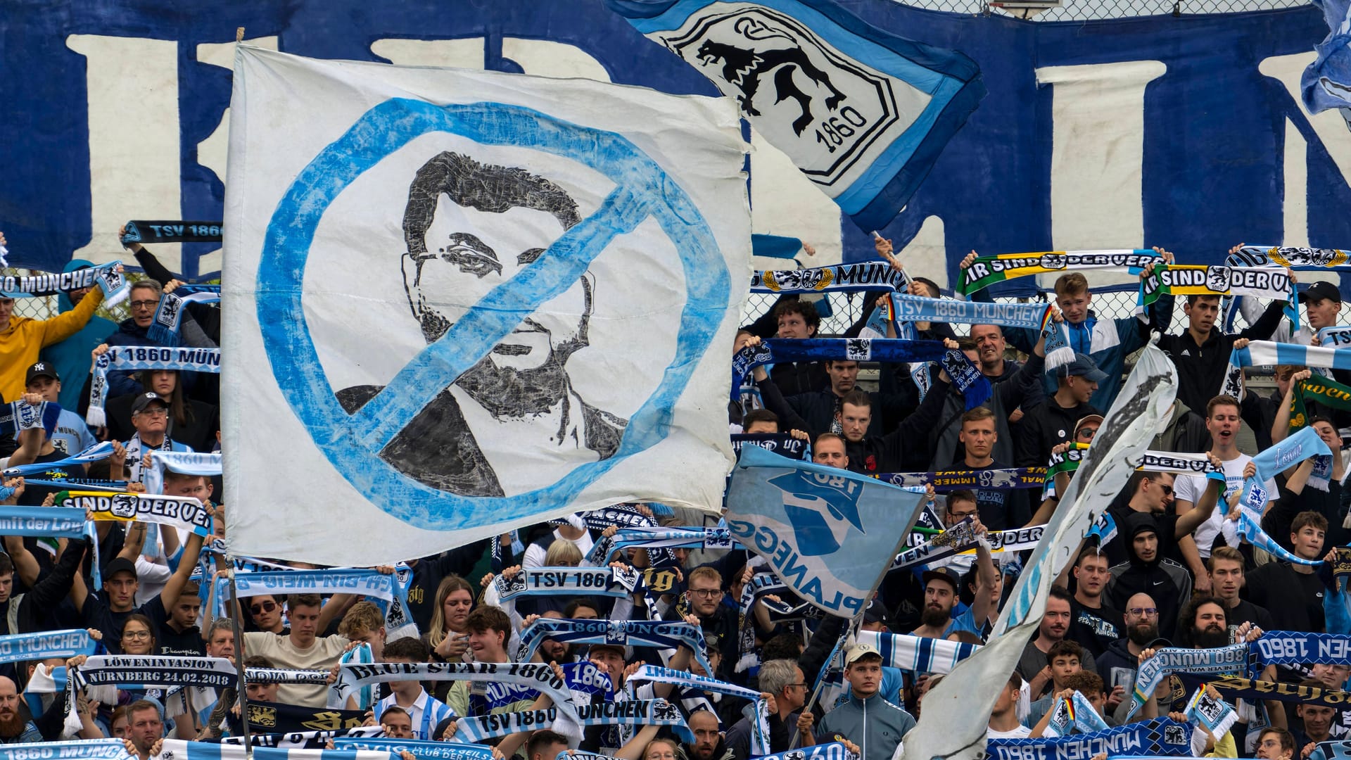 Fans von 1860 München schwenken eine Fahne gegen Hasan Ismaik (Archivbild): Laut einer Mitteilung von Anfang Juli hat der jordanische Geschäftsmann seine Anteile am Verein verkauft.