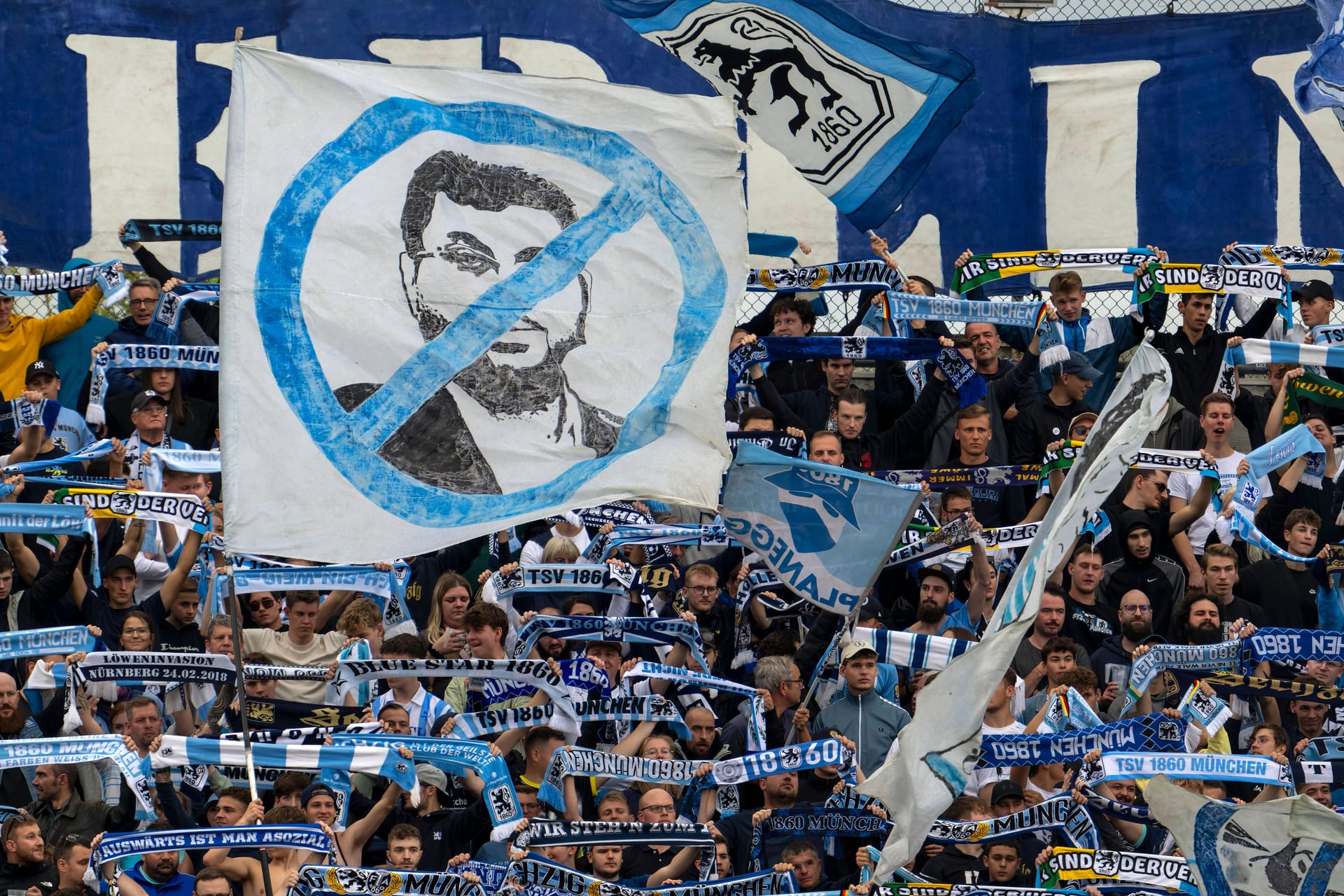 Fans von 1860 München schwenken eine Fahne gegen Hasan Ismaik (Archivbild): Laut einer Mitteilung von Anfang Juli hat der jordanische Geschäftsmann seine Anteile am Verein verkauft.