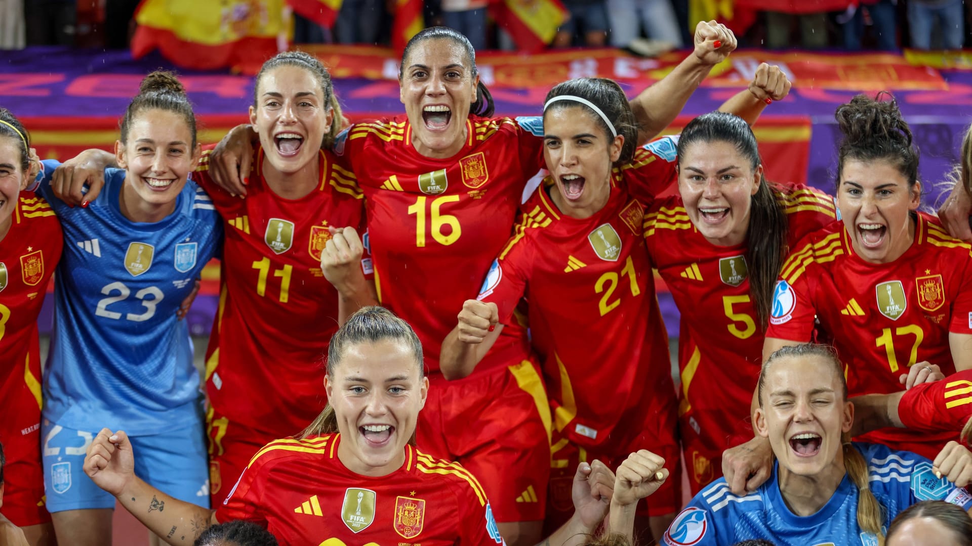 Finale: Spaniens Spielerinnen jubeln nach dem knappen Sieg gegen Deutschland in der Vorschlussrunde.
