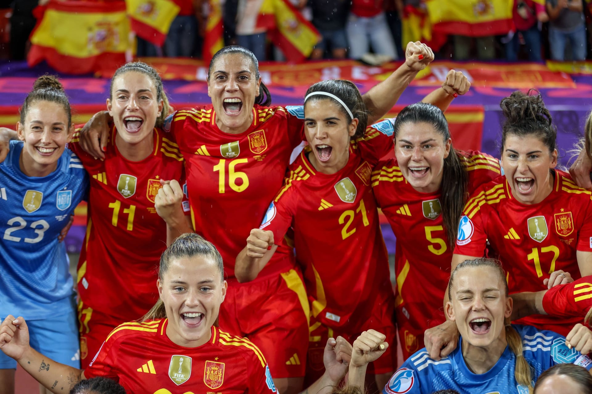 Finale: Spaniens Spielerinnen jubeln nach dem knappen Sieg gegen Deutschland in der Vorschlussrunde.