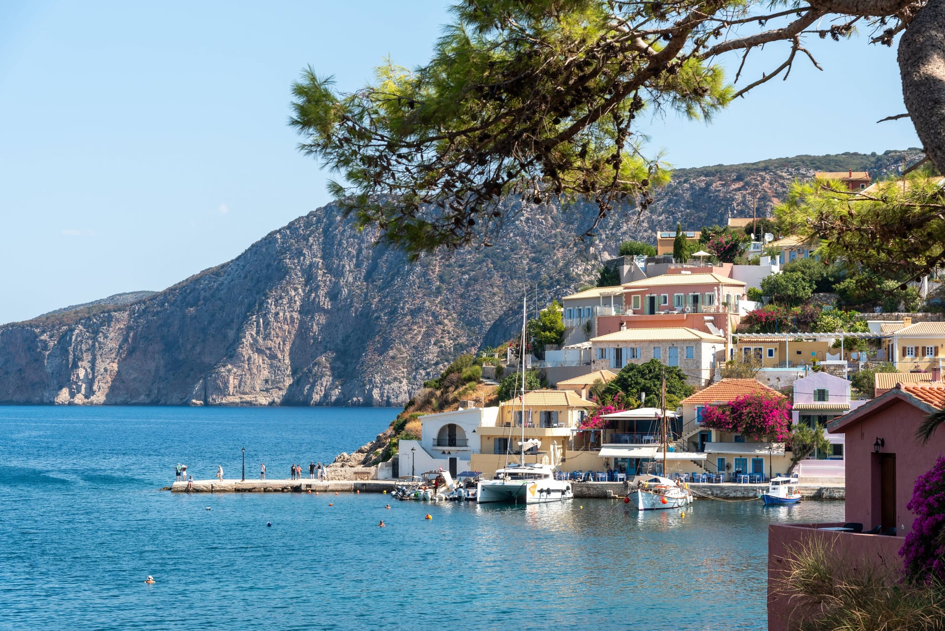 Kefalonia, Griechenland: Ein Blick auf die wunderschöne türkisfarbene Bucht.