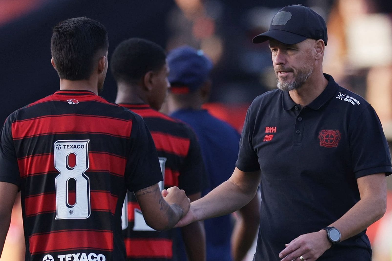 Enttäuscht: Bayer-Trainer Erik ten Hag klatscht nach dem Spiel mit den Flamengo-Spielern ab.