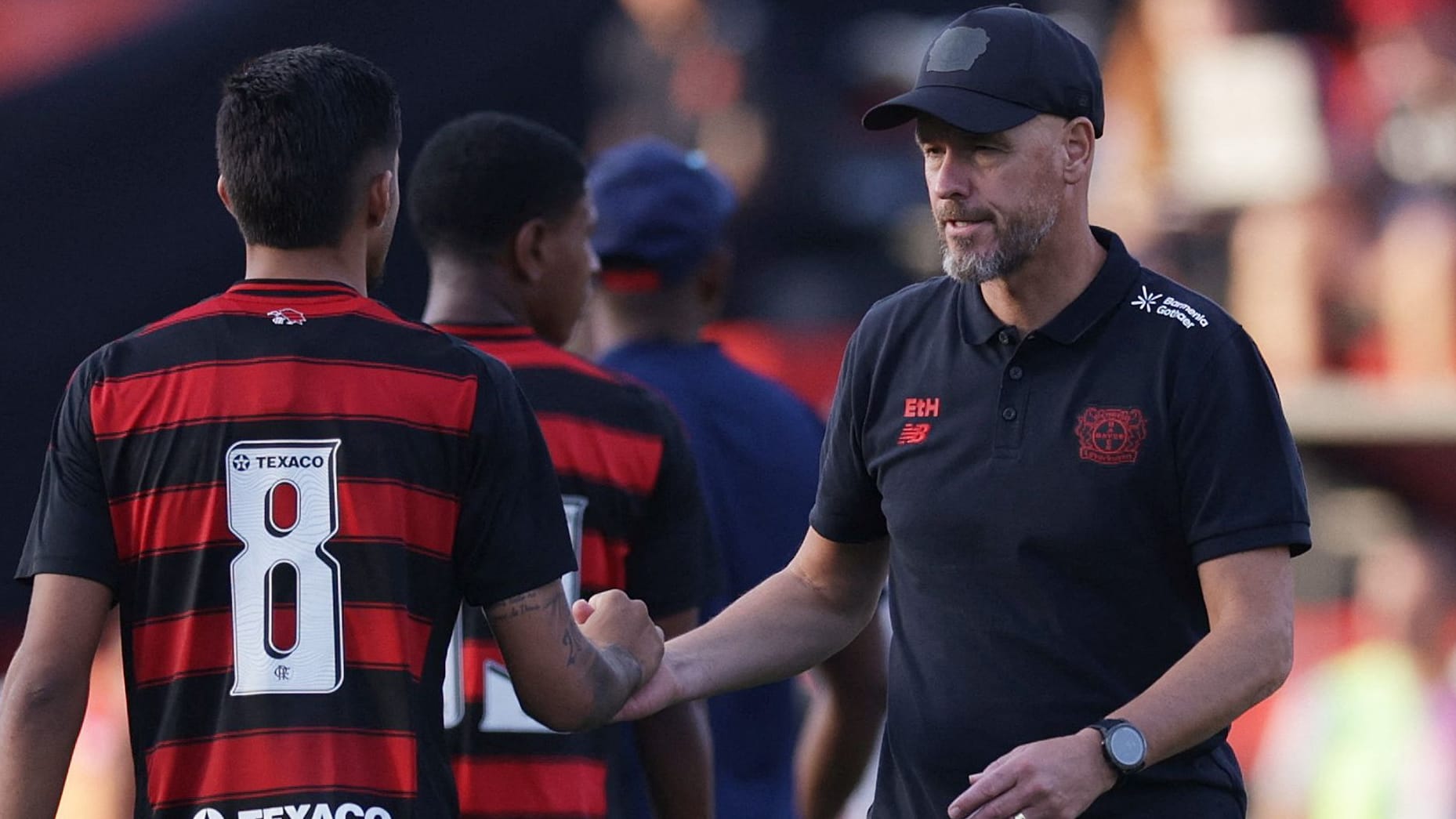 Enttäuscht: Bayer-Trainer Erik ten Hag klatscht nach dem Spiel mit den Flamengo-Spielern ab.