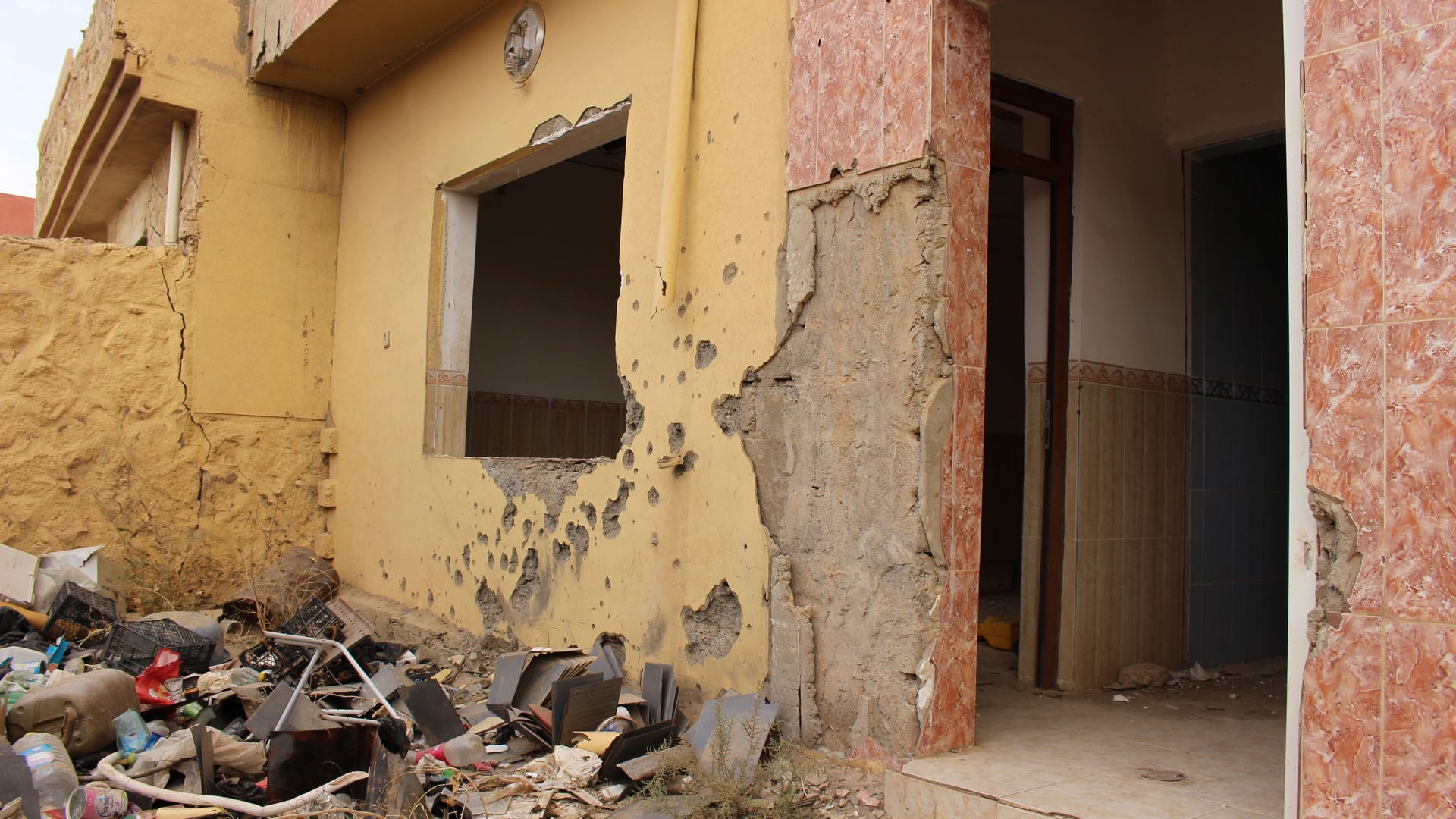 Einschusslöcher in einem Haus: Das Bild ist aus dem Jahr 2019, seither hat sich laut Gohdar Alkaidy nicht viel verändert.