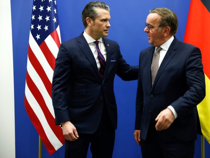 US-Verteidigungsminister Pete Hegseth (l.) mit dem deutschen Verteidigungsminister Boris Pistorius vor einem Nato-Treffen.