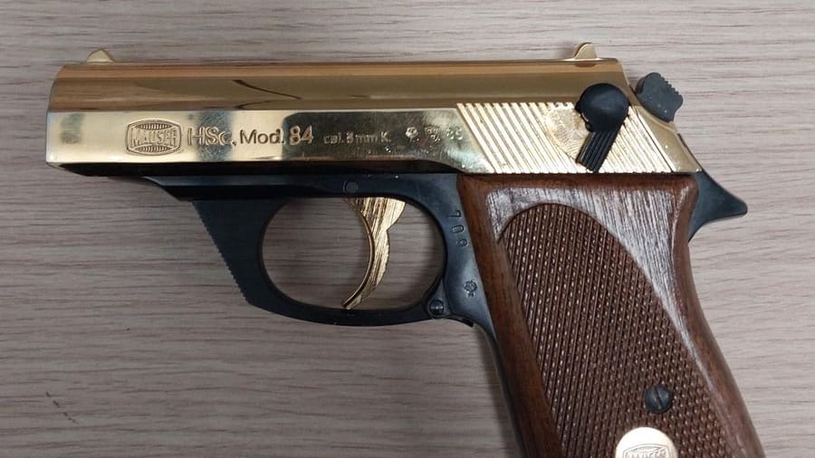 Die Pistole: Der Mann hatte keinen Waffenschein dabei. Die Pistole: Der Mann hatte keinen Waffenschein dabei.
