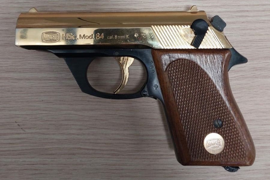 Die Pistole: Der Mann hatte keinen Waffenschein dabei.