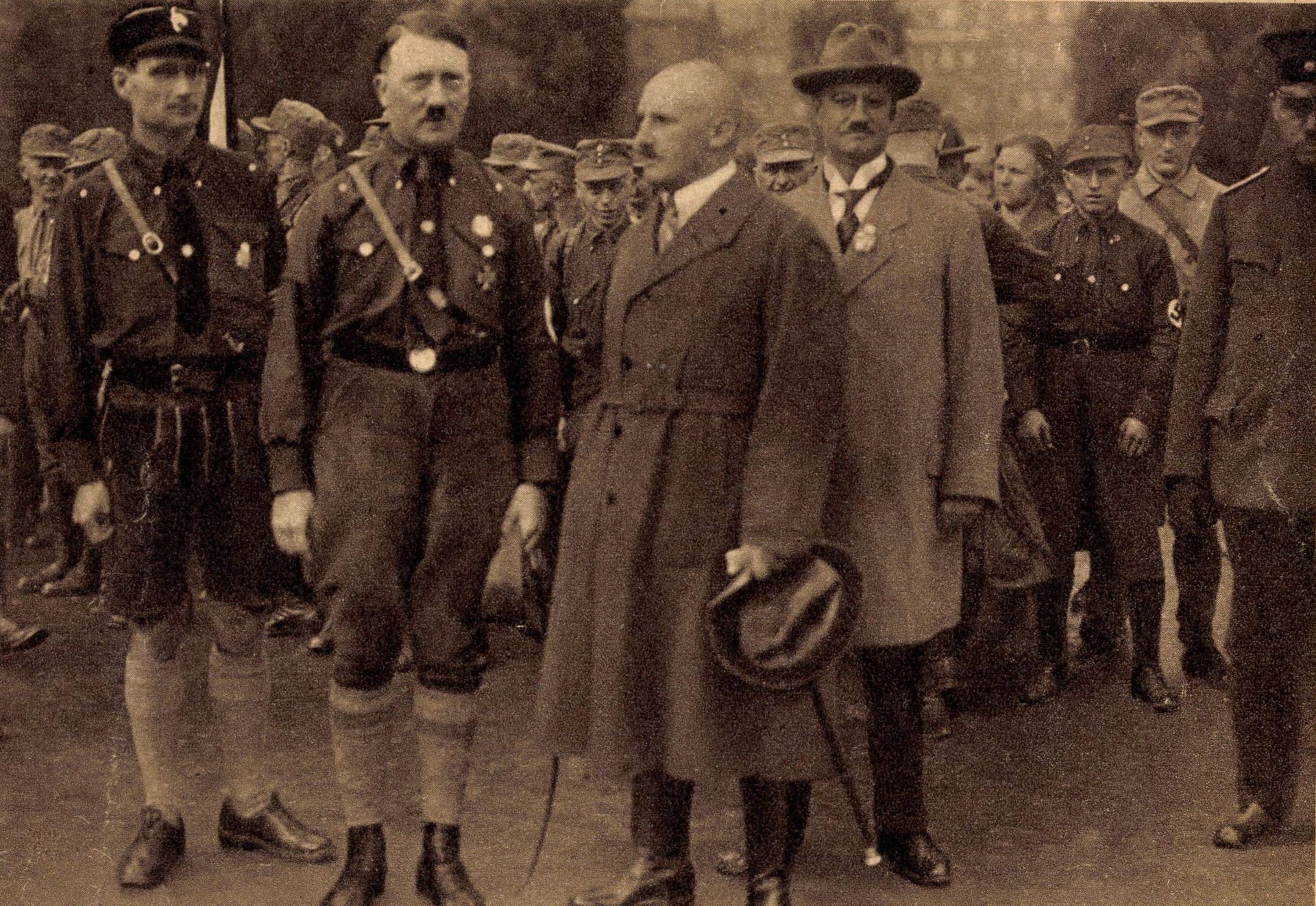 Rudolf Heß, Adolf Hitler, Julius Streicher und ein weiterer NSDAP-Aktivist 1927 in Nürnberg (v.l.n.r.).