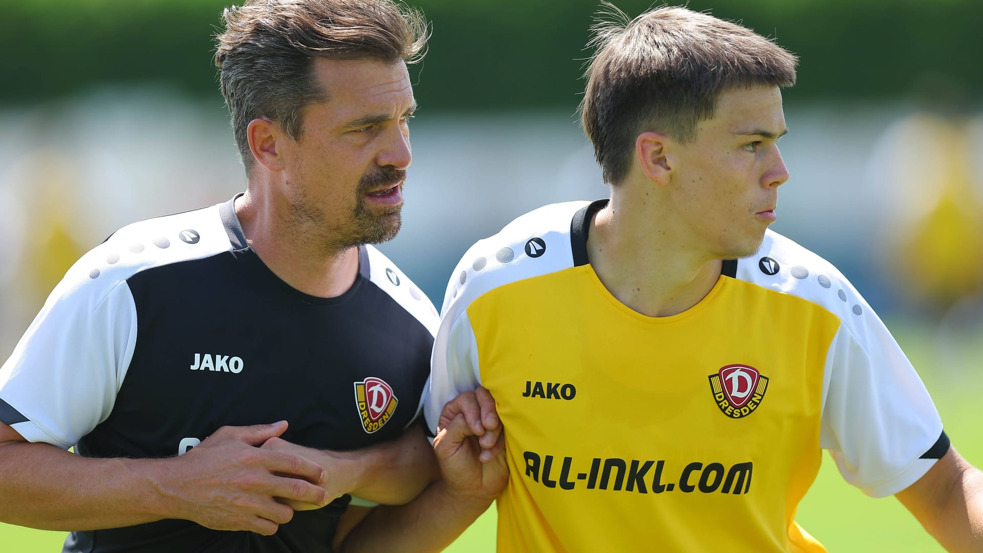 SGD-Trainer Thomas Stamm (l.) und Spieler Jakob Zickler (Archivbild): Der 19-Jährige zog sich die Blessur beim Testspiel gegen Slavia Prag zu.