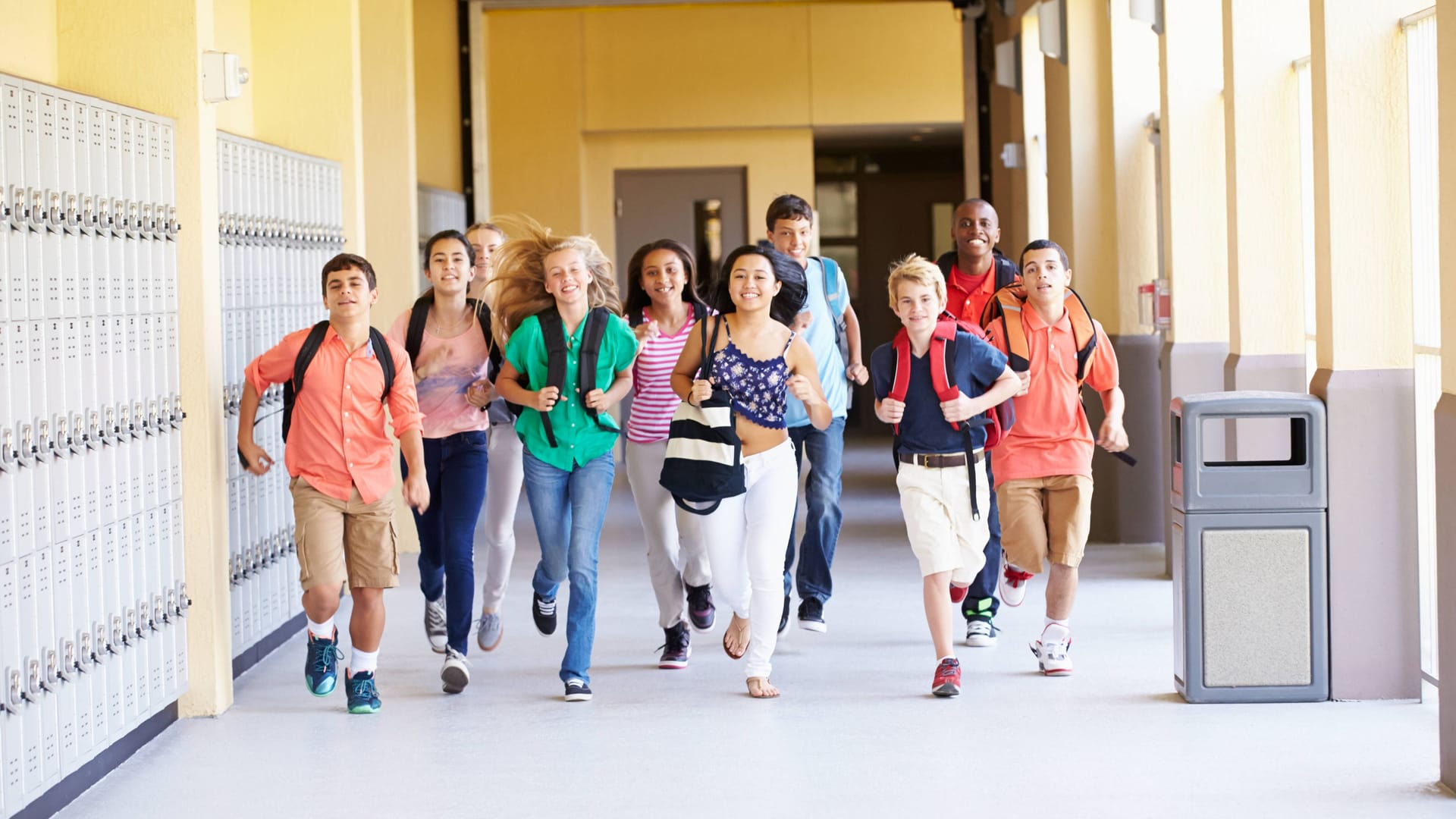 Die Sommerferien beginnen: Kinder stürmen aus der Schule.