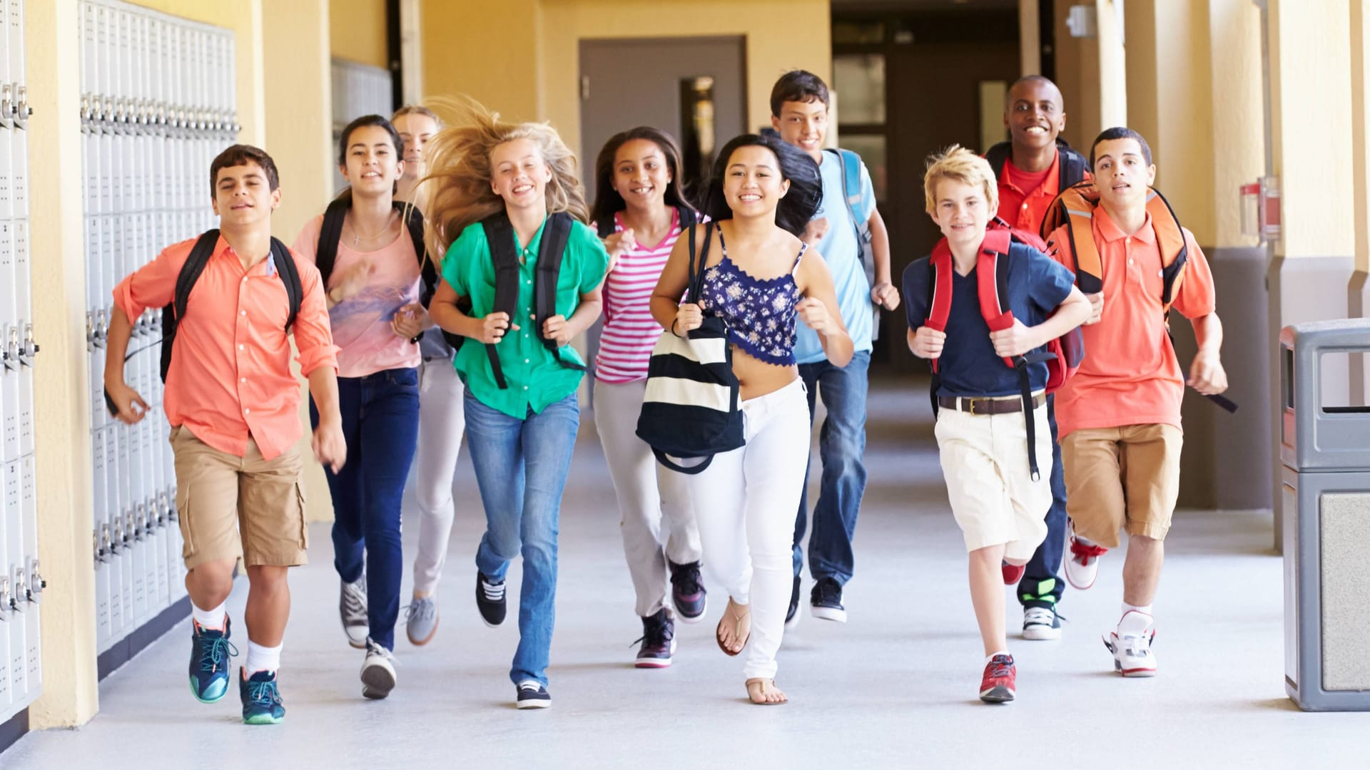 Die Sommerferien beginnen: Kinder stürmen aus der Schule.