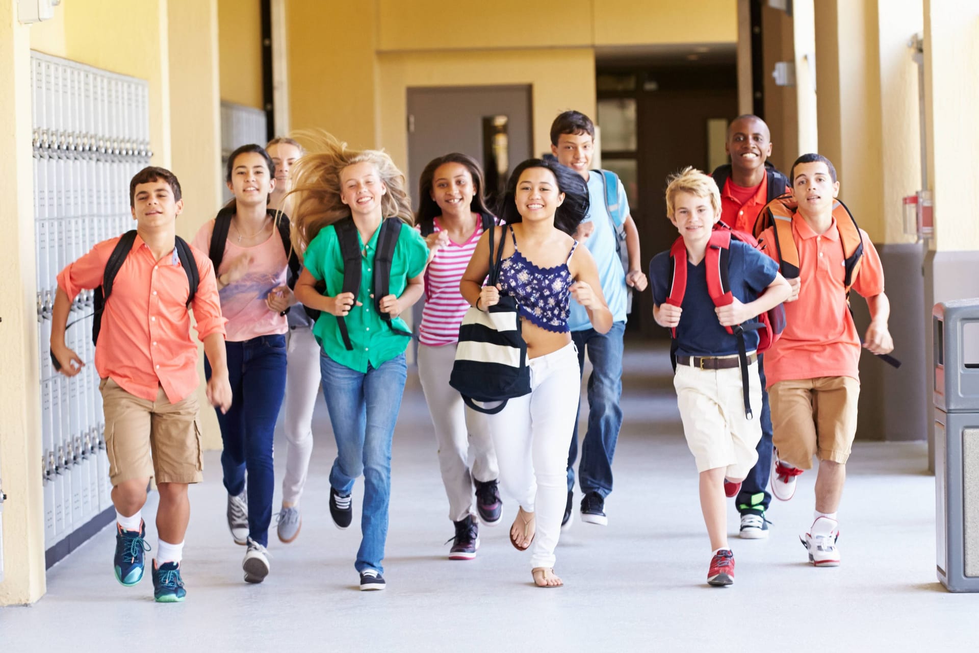 Die Sommerferien beginnen: Kinder stürmen aus der Schule.