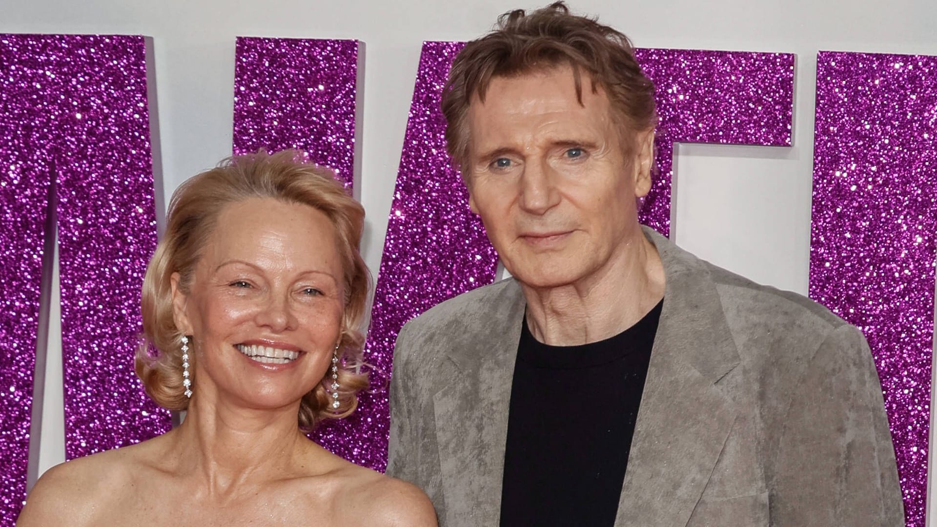 Pamela Anderson und Liam Neeson bei der UK-Premiere in Leicester: Am Donnerstagabend werden die beiden Hollywood-Stars auf dem roten Teppich in Berlin erwartet.