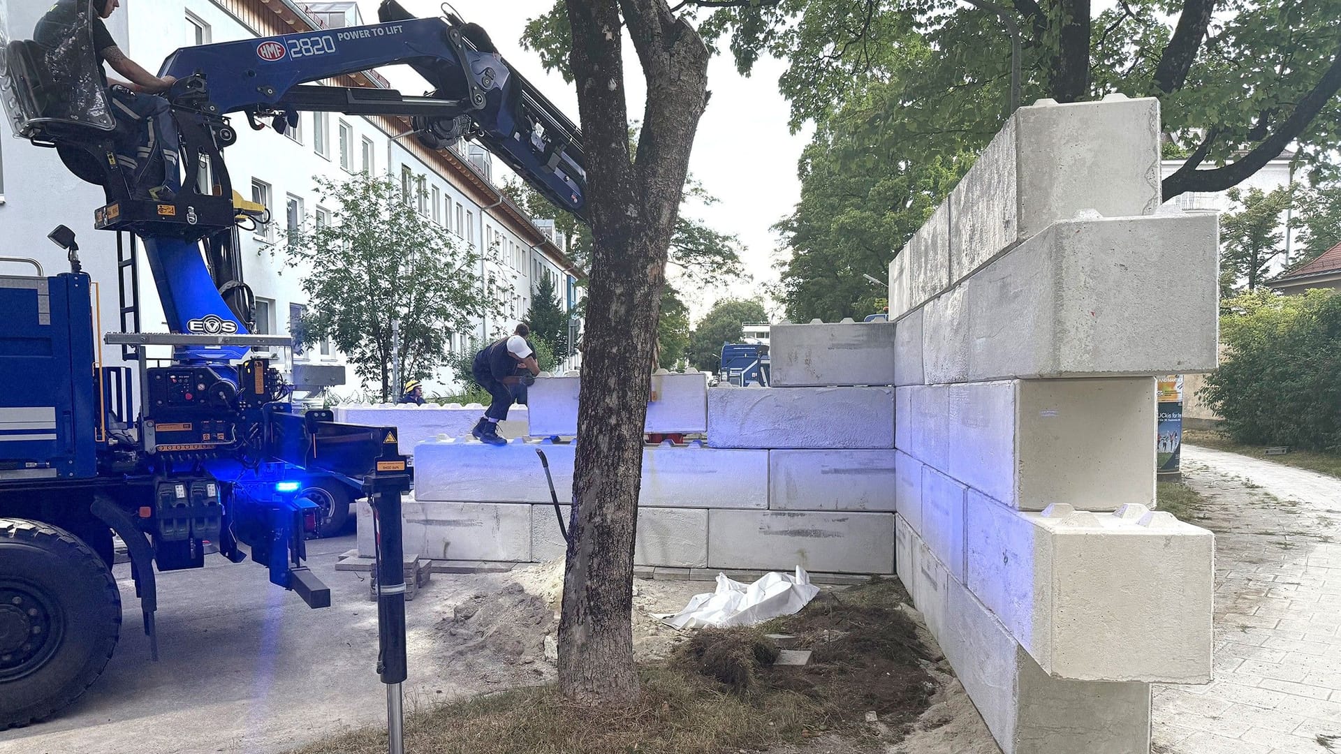 Einsatzkräfte des THW bei der Entschärfung der Fliegerbombe: Zum Schutz wurden um die Bombe Betonblocksteine verbaut.