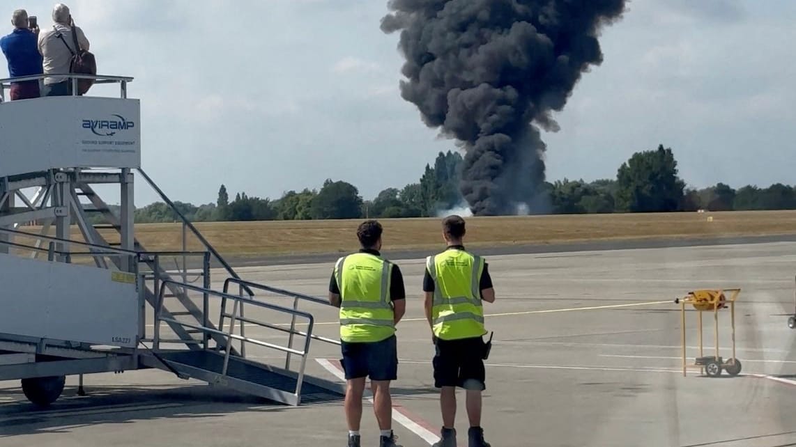 BRITAIN-CRASH/SMOKE