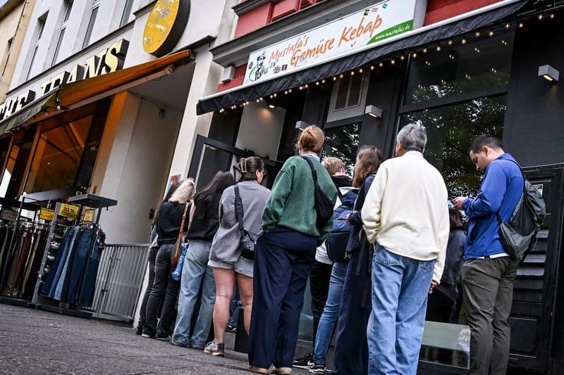 Kunden stehen vor "Mustafa's Gemüse Kebap" an.