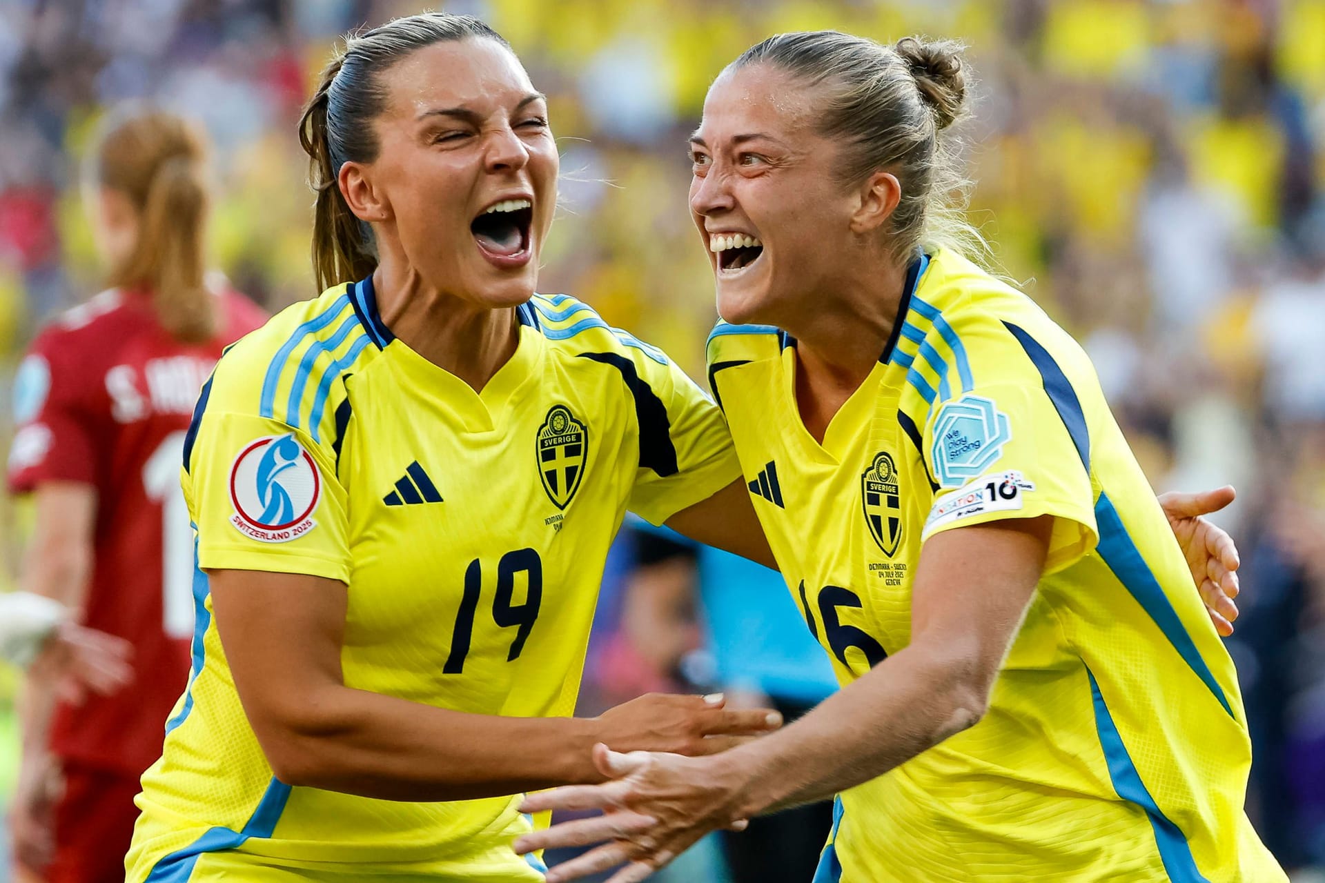 Filippa Angeldahl (r.) feiert ihr Tor mit Johanna Rytting Kaneryd: Schweden setzte sich im Nachbarschaftsduell durch.