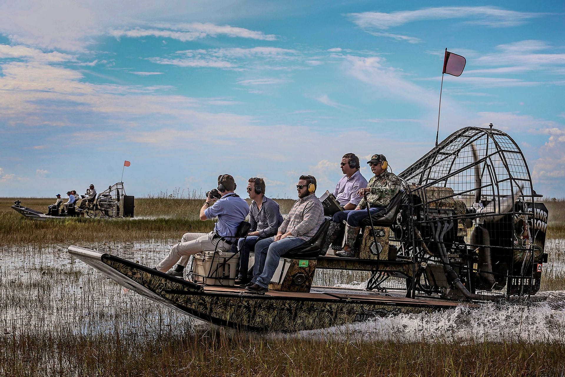 Das Team von Floridas republikanischem Gouverneur Ron De Santis bei einer Tour in den Everglades (Archivbild).