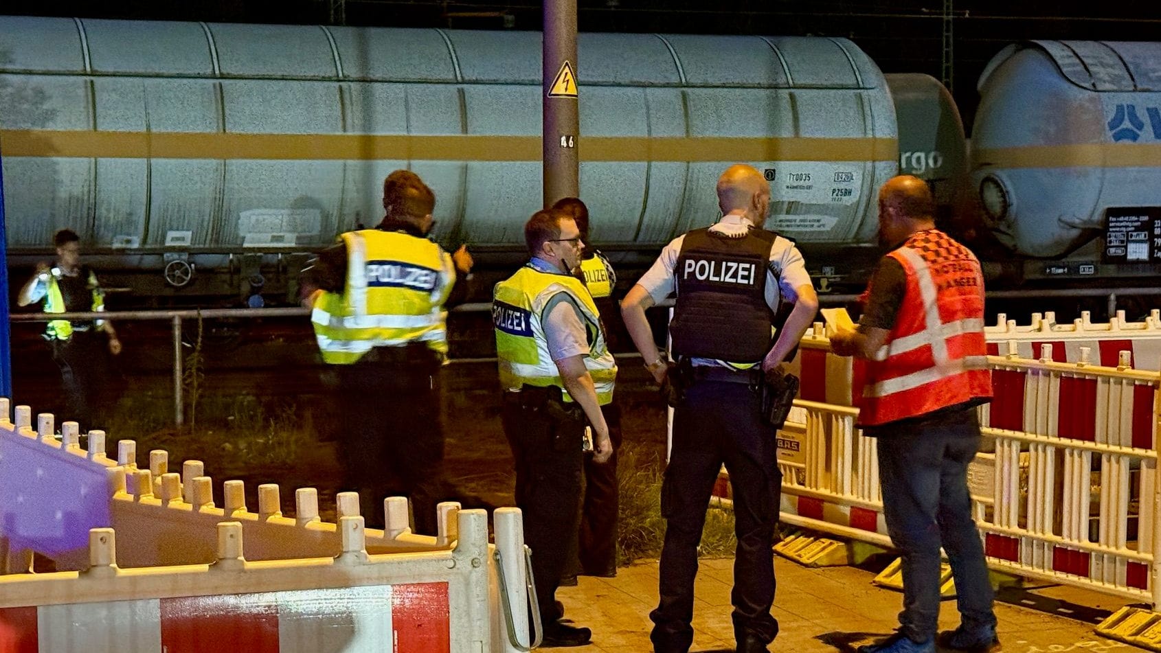 Insgesamt vier Jugendliche waren am späten Freitagabend in die Bahnlagen in Heimfeld eingedrungen: Mit einem Hubschrauber suchte die Bundespolizei nach zwei geflüchteten Jugendlichen.