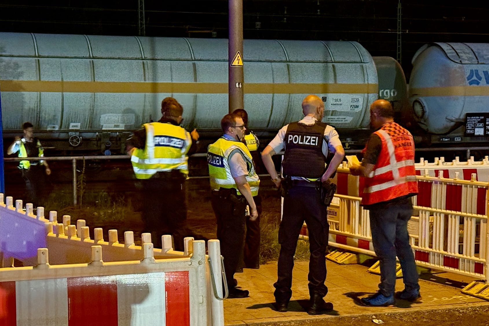 Insgesamt vier Jugendliche waren am späten Freitagabend in die Bahnlagen in Heimfeld eingedrungen: Mit einem Hubschrauber suchte die Bundespolizei nach zwei geflüchteten Jugendlichen.