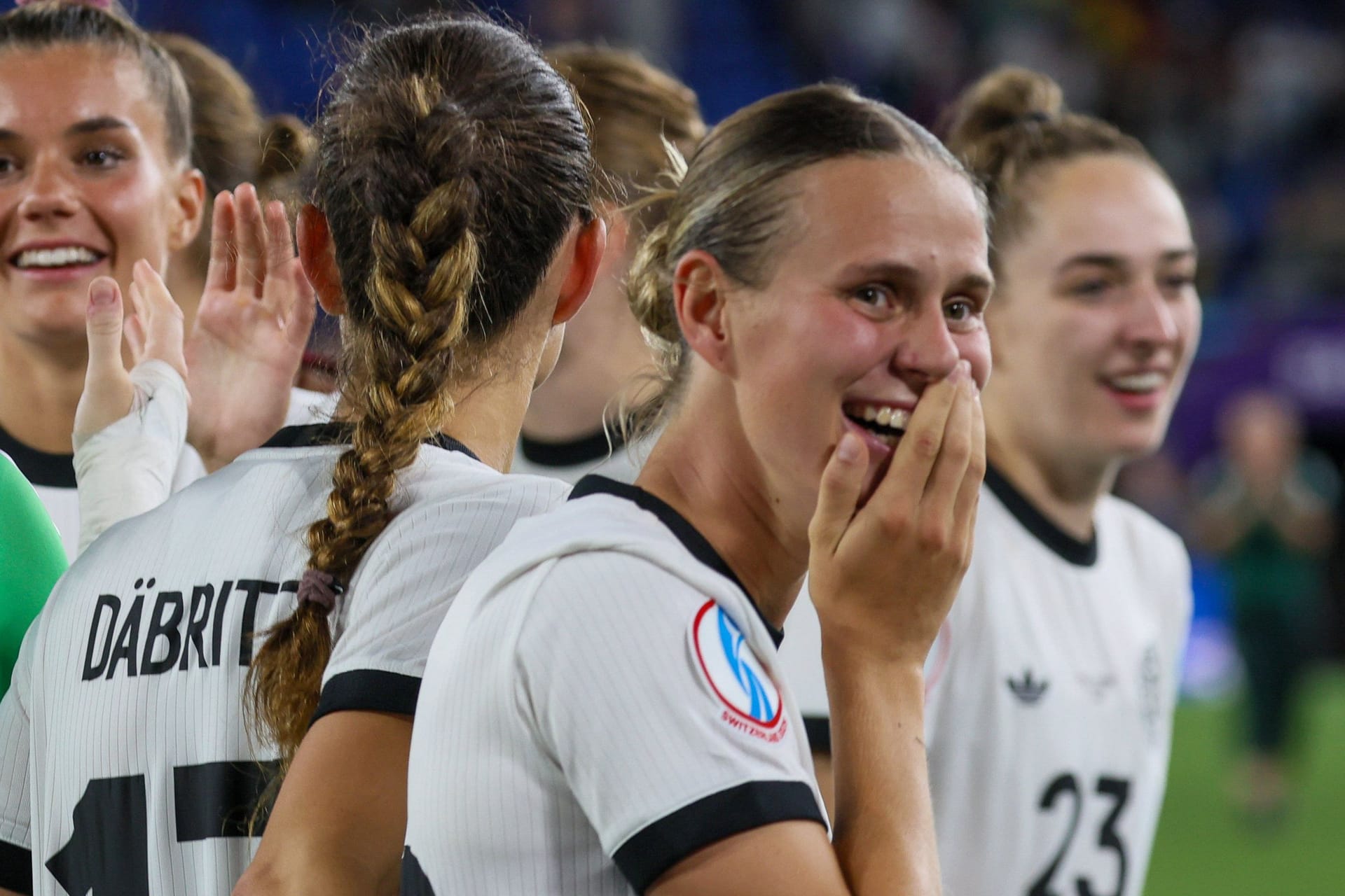 Klara Bühl (r.) kann es nicht fassen: Das deutsche Team steht im Halbfinale.